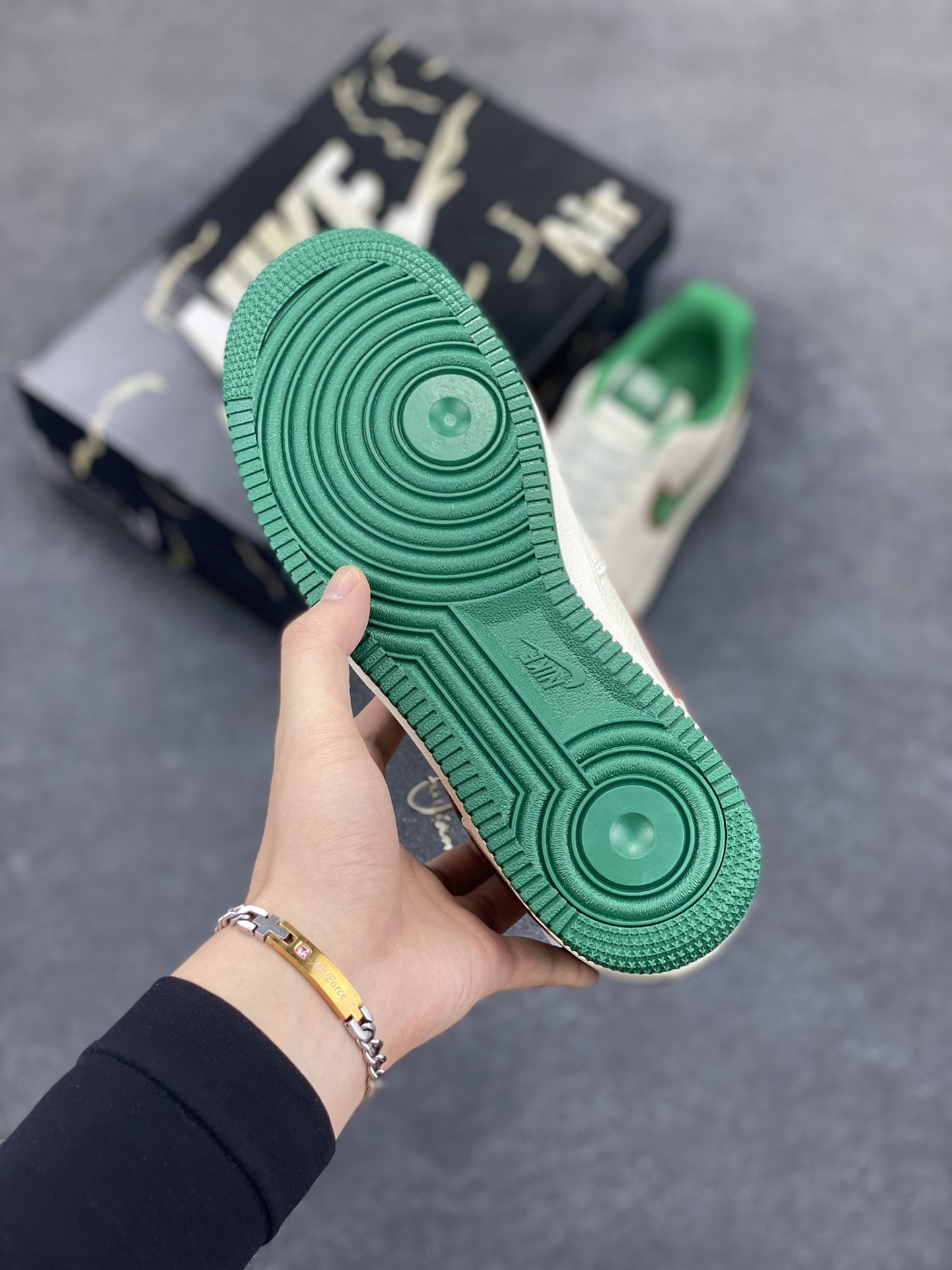 图片[5]-Nike Air Force 1 \’07 Low “斯图西联名——针织勾米绿”空军一号 低帮 运动鞋 休闲鞋 折边针车 工艺难度大 原楦头原纸板 原装鞋盒 定制五金配件 内置全掌气垫 原厂鞋底 货号：KJ1688-002 尺码：36 36.5 37.5 38 38.5 39 40 40.5 41 42 42.5 43 44 44.5 45-选品中心