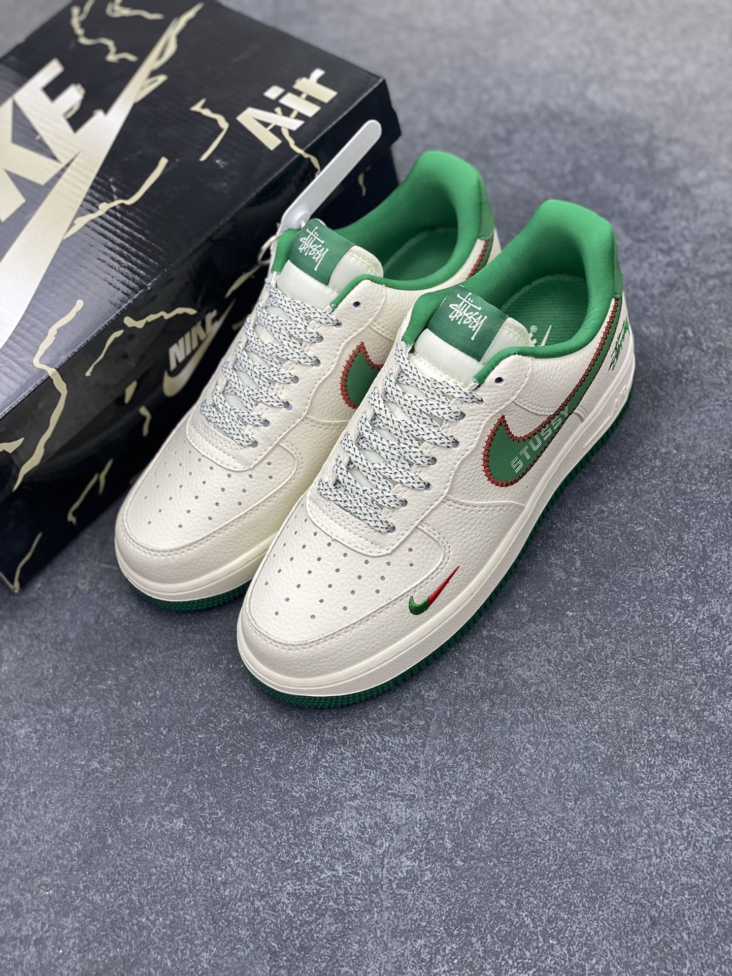 图片[8]-Nike Air Force 1 \’07 Low “斯图西联名——针织勾米绿”空军一号 低帮 运动鞋 休闲鞋 折边针车 工艺难度大 原楦头原纸板 原装鞋盒 定制五金配件 内置全掌气垫 原厂鞋底 货号：KJ1688-002 尺码：36 36.5 37.5 38 38.5 39 40 40.5 41 42 42.5 43 44 44.5 45-选品中心