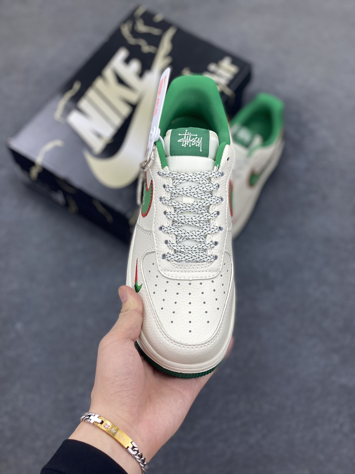 图片[2]-Nike Air Force 1 \’07 Low “斯图西联名——针织勾米绿”空军一号 低帮 运动鞋 休闲鞋 折边针车 工艺难度大 原楦头原纸板 原装鞋盒 定制五金配件 内置全掌气垫 原厂鞋底 货号：KJ1688-002 尺码：36 36.5 37.5 38 38.5 39 40 40.5 41 42 42.5 43 44 44.5 45-选品中心