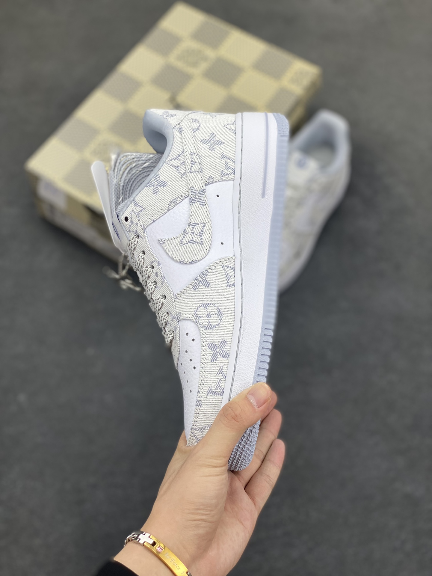图片[3]-NIke Air Force 1 \’07 Low LV联名-灰牛仔 空军一号低帮 运动鞋 休闲鞋 折边针车 工艺难度大 原楦头原纸板 原装鞋盒 原厂鞋底 超高清洁度 细节完美 货号：SC0601-552 尺码：36 36.5 37.5 38 38.5 39 40 40.5 41 42 42.5 43 44 44.5 45-选品中心