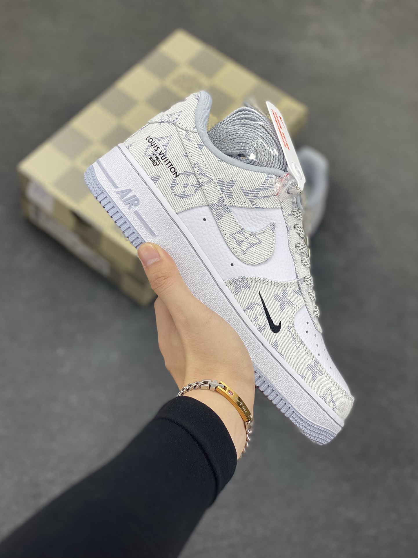 NIke Air Force 1 \'07 Low LV联名-灰牛仔 空军一号低帮 运动鞋 休闲鞋 折边针车 工艺难度大 原楦头原纸板 原装鞋盒 原厂鞋底 超高清洁度 细节完美 货号：SC0601-552 尺码：36 36.5 37.5 38 38.5 39 40 40.5 41 42 42.5 43 44 44.5 45-选品中心