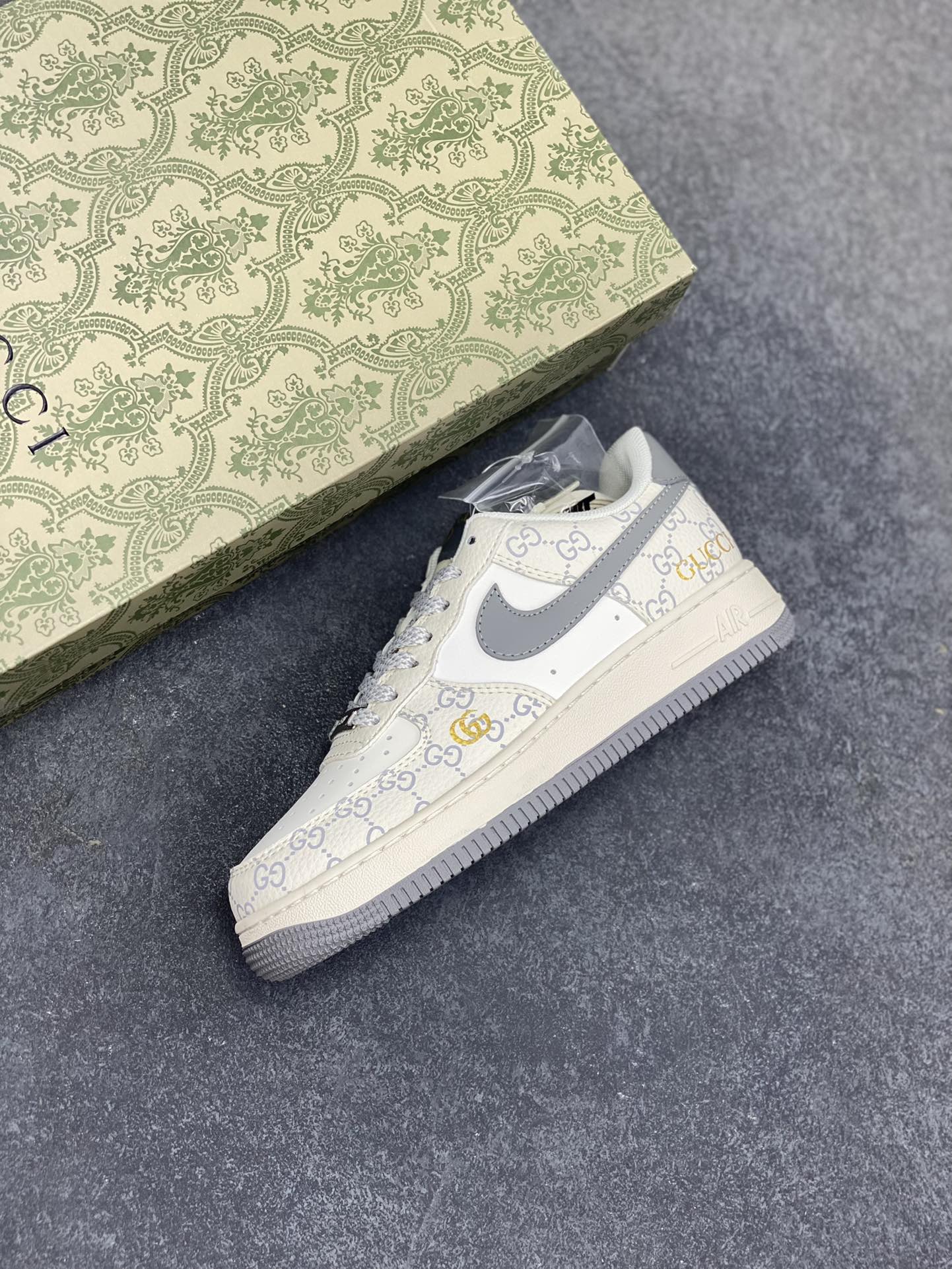 图片[7]-NIke Air Force 1 \’07 Low “古驰联名——花纹灰勾”空军一号 低帮 运动鞋 休闲鞋 折边针车 工艺难度大 原楦头原纸板 原装鞋盒 定制五金配件 内置全掌气垫 原厂鞋底 货号：ZH2598-322 尺码：36 36.5 37.5 38 38.5 39 40 40.5 41 42 42.5 43 44 44.5 45-选品中心