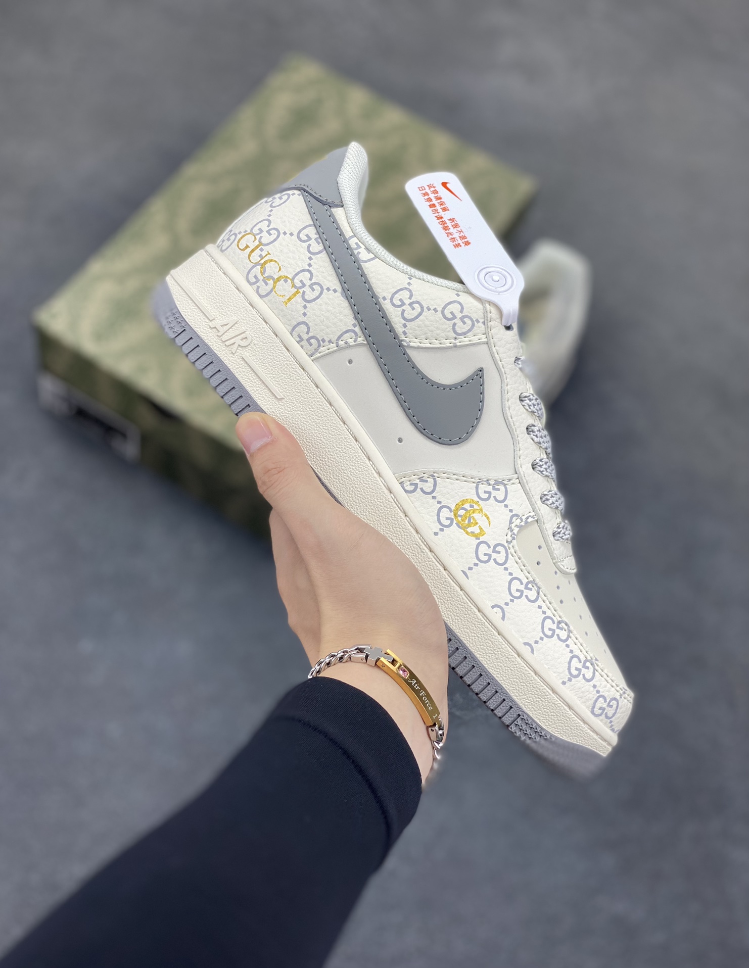 NIke Air Force 1 \’07 Low “古驰联名——花纹灰勾”空军一号 低帮 运动鞋 休闲鞋 折边针车 工艺难度大 原楦头原纸板 原装鞋盒 定制五金配件 内置全掌气垫 原厂鞋底 货号：ZH2598-322 尺码：36 36.5 37.5 38 38.5 39 40 40.5 41 42 42.5 43 44 44.5 45-选品中心
