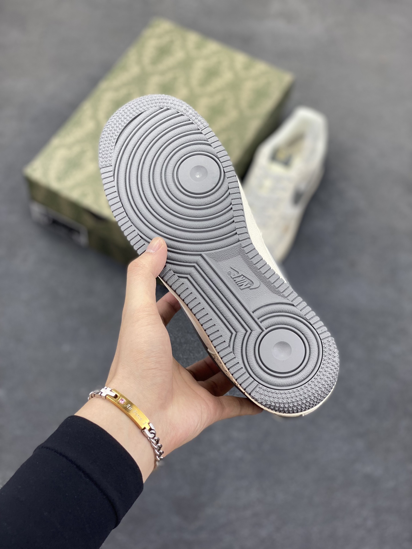图片[5]-NIke Air Force 1 \’07 Low “古驰联名——花纹灰勾”空军一号 低帮 运动鞋 休闲鞋 折边针车 工艺难度大 原楦头原纸板 原装鞋盒 定制五金配件 内置全掌气垫 原厂鞋底 货号：ZH2598-322 尺码：36 36.5 37.5 38 38.5 39 40 40.5 41 42 42.5 43 44 44.5 45-选品中心