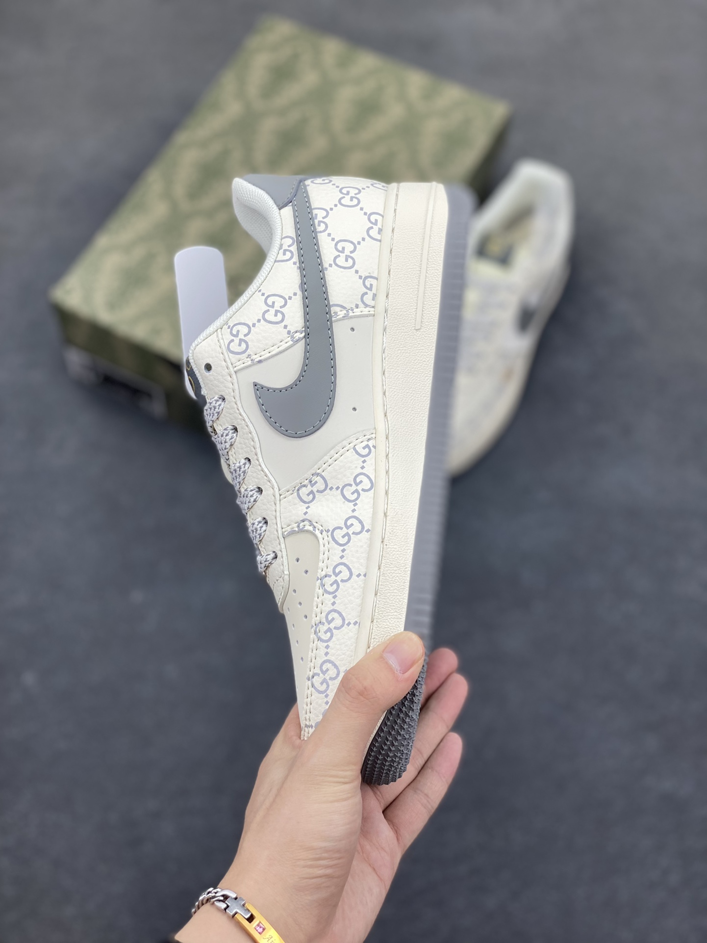 图片[3]-NIke Air Force 1 \’07 Low “古驰联名——花纹灰勾”空军一号 低帮 运动鞋 休闲鞋 折边针车 工艺难度大 原楦头原纸板 原装鞋盒 定制五金配件 内置全掌气垫 原厂鞋底 货号：ZH2598-322 尺码：36 36.5 37.5 38 38.5 39 40 40.5 41 42 42.5 43 44 44.5 45-选品中心