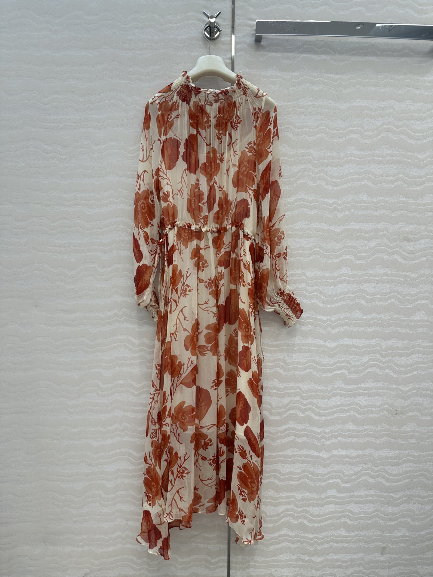 独家首发❤️原单品质💕F假日系列，唐嫣同款珊瑚🪸色花㚏真丝连衣裙！100%真丝顺纡，打揽领袖设计连衣裙。