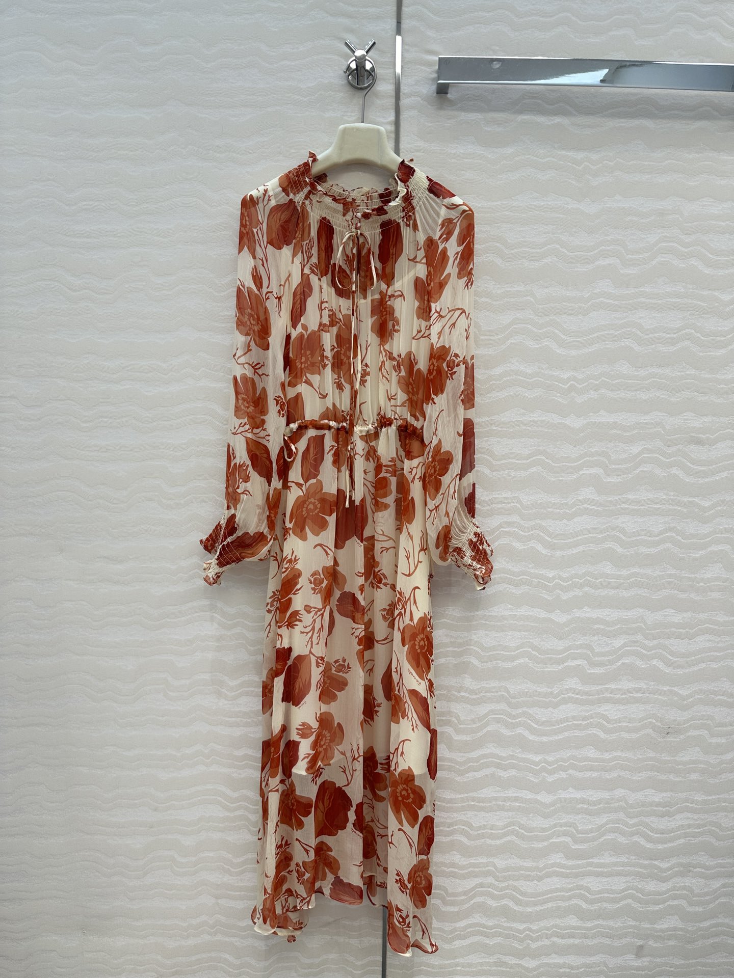 独家首发❤️原单品质💕F假日系列，唐嫣同款珊瑚🪸色花㚏真丝连衣裙！100%真丝顺纡，打揽领袖设计连衣裙。