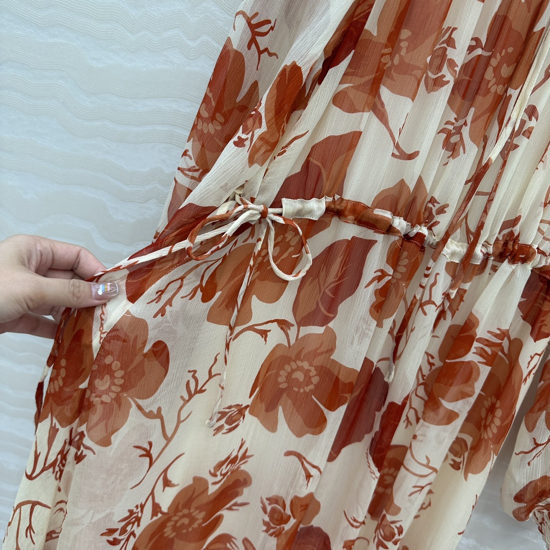 独家首发❤️原单品质💕F假日系列，唐嫣同款珊瑚🪸色花㚏真丝连衣裙！100%真丝顺纡，打揽领袖设计连衣裙。