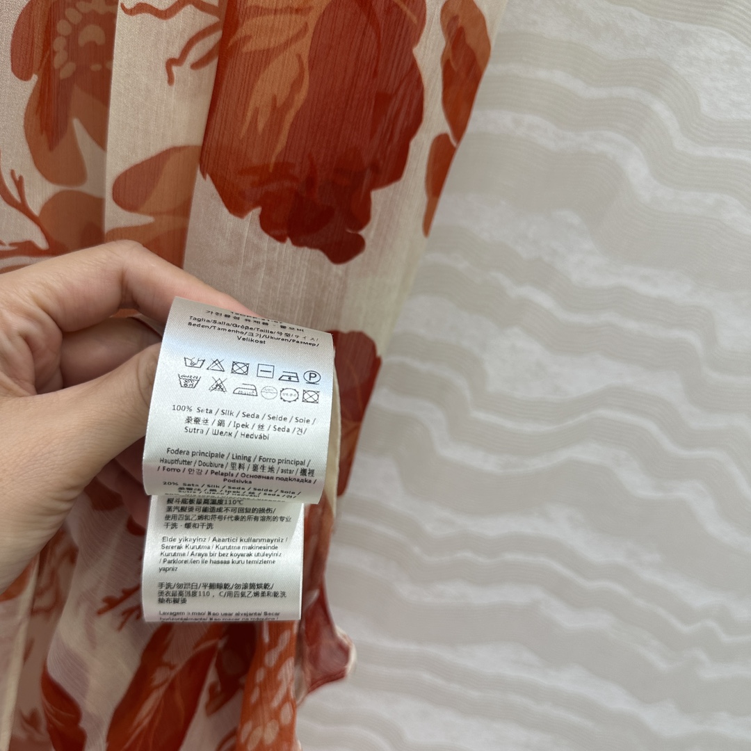 独家首发❤️原单品质💕F假日系列，唐嫣同款珊瑚🪸色花㚏真丝连衣裙！100%真丝顺纡，打揽领袖设计连衣裙。