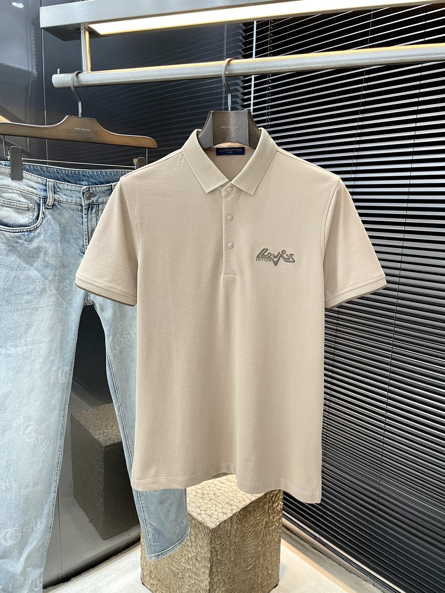 NO:449008,P LOUIS VUITTON (Louis Vuitton) The latest POLO short-sleeved sleeves in spring and summer 2025, using the latest cotton fabric, soft feel, soft and comfortable ingredients, classic design style, special customization, simple cutting method splicing, reflecting the extraordinary craftsmanship of workers, full of high-end and fashionable feeling!  The style is quite good at casual and versatile. Size M-3XL, louis vuitton,louis vuitton,t-shirt,alexander wang19860909P  LOUIS VUITTON（路易威登）2025春夏最新款POLO短袖,采用最新棉面料 手感柔软、成分柔软舒适 经典设计风格 特殊定制 简单的裁剪方式拼接,体现出工人不凡的工艺,高端时尚感十足！版型相当赞休闲百搭款.尺码 M-3XL,,louis vuitton,louis vuitton,T-shirt,alexander wang,Men's clothing