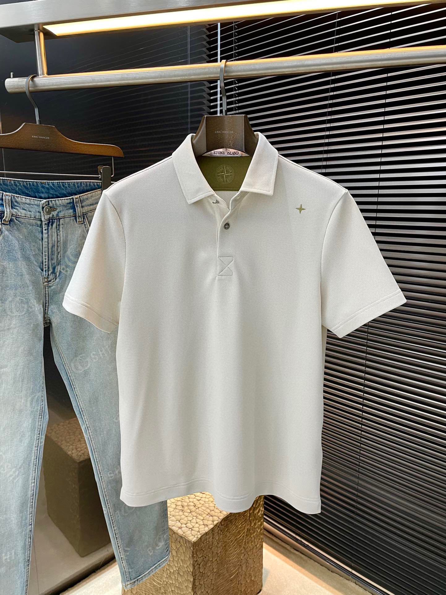 NO:449018,P STONE ISLAN (Stone Island) 2025 spring and summer latest POLO short-sleeved sleeves, using the latest mulberry silk fabric, resistant to washing and not fading easily, soft touch and soft and comfortable composition. Classic design style, special customization, simple cutting method splicing, reflecting the extraordinary craftsmanship of workers, full of high-end fashion sense!  The style is quite good and casual and versatile. Size M-3XL, T-shirt, alexander wang19860909P  STONE ISLAN（石头岛）2025春夏最新款POLO短袖,采用最新桑蚕丝面料,耐水洗不易掉色,手感柔软、成分柔软舒适 经典设计风格 特殊定制 简单的裁剪方式拼接,体现出工人不凡的工艺,高端时尚感十足！版型相当赞休闲百搭款.尺码 M-3XL,,T-shirt,alexander wang,Men's clothing