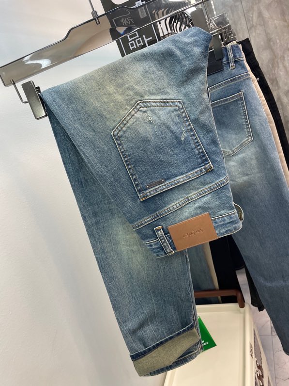YSL St. Roland Men’s Blue Jeans: Classic Cowboy Blues with Perfect Control - 图片 4