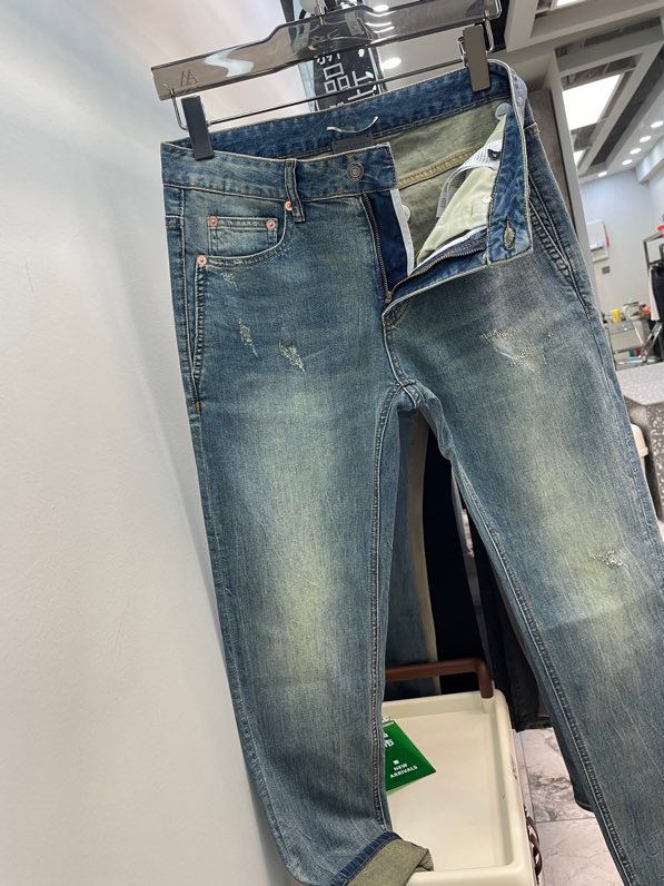 YSL St. Roland Men’s Blue Jeans: Classic Cowboy Blues with Perfect Control - 图片 6