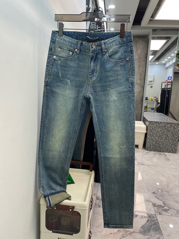 YSL St. Roland Men’s Blue Jeans: Classic Cowboy Blues with Perfect Control - 图片 2
