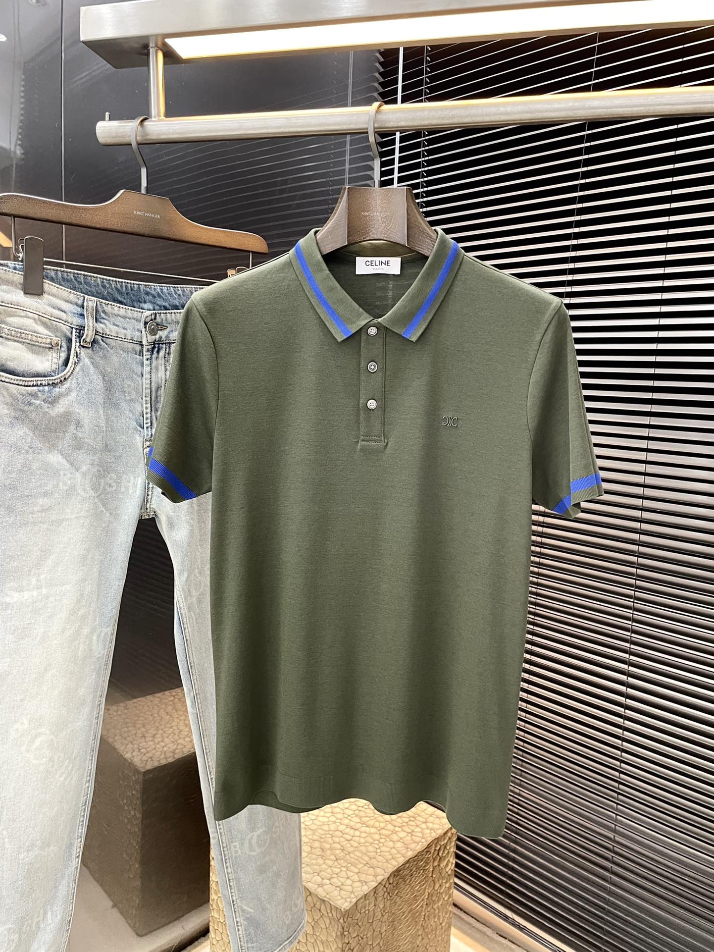 NO:446559,P CELINE's latest spring and summer POLO short-sleeved sleeves are made of the latest cotton fabric, which is resistant to washing and not easy to fade. It has soft touch and soft and comfortable ingredients. Classic design style. Special customization. Simple cutting and splicing reflects the extraordinary craftsmanship of workers and is full of high-end and fashionable!  The style is quite good at casual and versatile. Size M-3XL, celine, celine, T-shirt, alexander wang19860909P  CELINE（赛琳）春夏最新款POLO短袖,采用最新棉面料,耐水洗不易掉色,手感柔软、成分柔软舒适 经典设计风格 特殊定制 简单的裁剪方式拼接,体现出工人不凡的工艺,高端时尚感十足！版型相当赞休闲百搭款.尺码 M-3XL,,celine,celine,T-shirt,alexander wang,Men's clothing