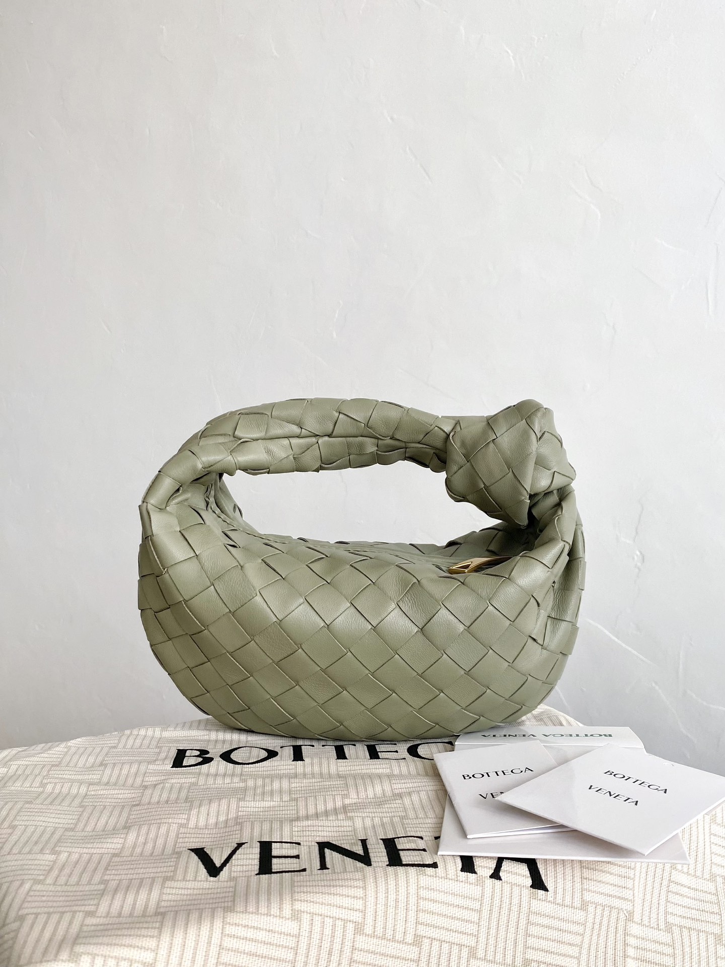 Bottega Veneta Mini Jodie Tas - Handgeweven Lamsleer - Saliegroen - 28 x 23 cm