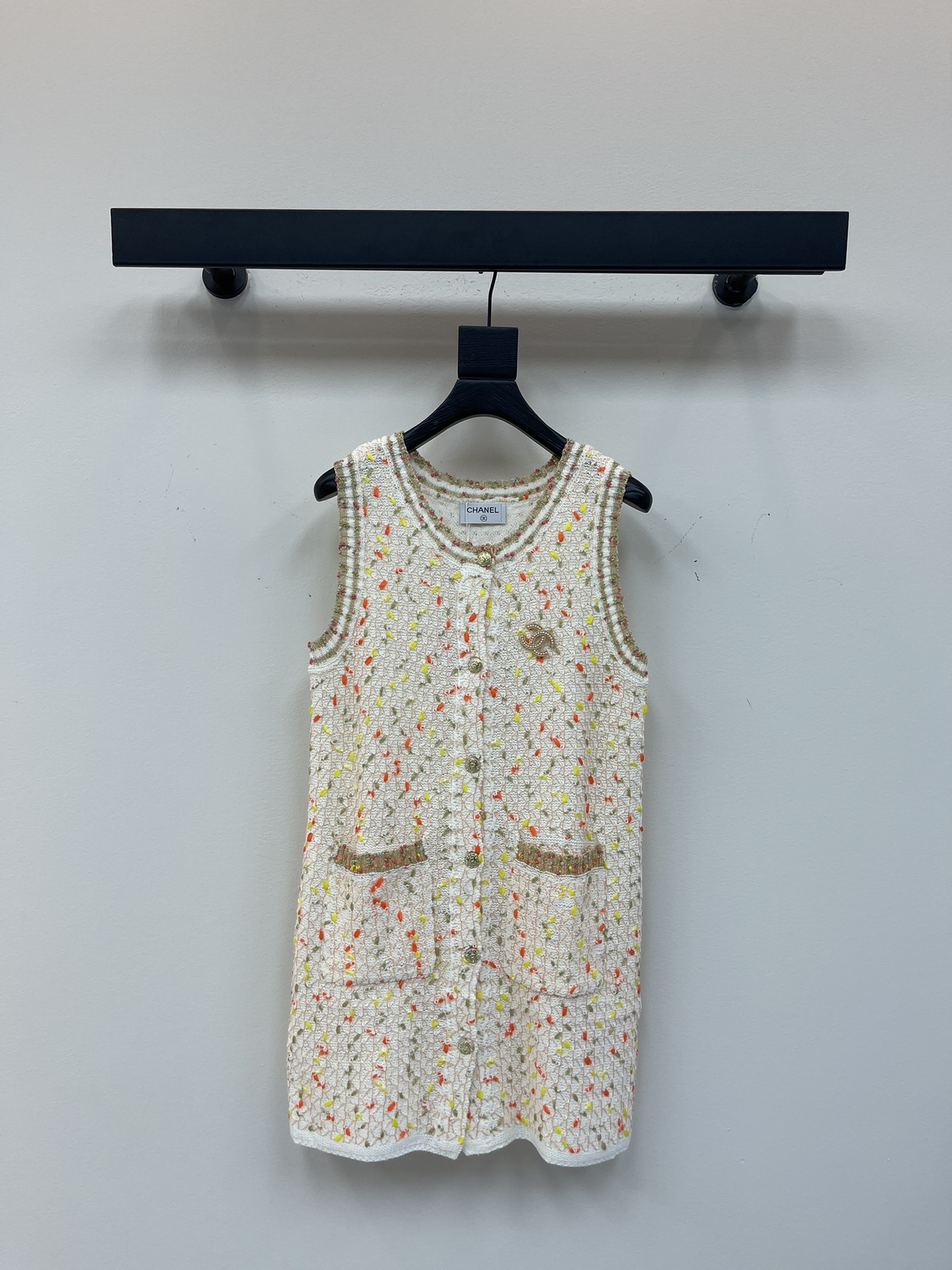 NO:441420,*Xiaoxiang Colorful Age-reducing Sleeveless Vest Skirt This vest skirt is really amazing!  The sleeveless design and the right skirt length are really a magic weapon to reduce age!  Whether paired with a pair of white shoes or a pair of exquisite single shoes, you can easily create a full of vitality and girlish feel. The style is also super slim, and you are the most confident girl!  The colorful striped design, every color is connected just right, which really makes people love it!  SML, skirts,alexander wang19860909*小香彩色减龄无袖背心裙 这款背心裙的颜色真的是太绝了！ 无袖的设计,加上恰到好处的裙长,真的是减龄神器啊！ 不管是搭配一双小白鞋,还是一双精致的单鞋,都能轻松打造出元气满满的少女感.版型也超级显瘦,你就是那个最自信的girl！彩色条纹设计,每一个色彩都衔接得恰到好处,真的是让人爱不释手！SML,,skirts,alexander wang,Women's clothing