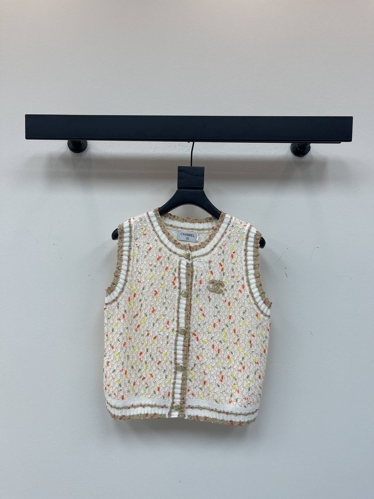 NO:441413,*Xiaoxiang Colorful Sequins Knitted Vest Vest Colorful Sequins, the most attractive thing about the dazzling and dazzling is its colorful sequins design!  It uses soft knitted fabric, which is comfortable and skin-friendly when worn on the body. The style is very versatile. Whether it is matched with a shirt, T-shirt or a turtleneck base shirt, it can easily create a fashionable and elegant look. You can choose different matching methods according to your preferences and occasions, so that every outfit is full of surprises!  SML, Shirts,tees,t-shirt,alexander wang19860909*小香彩色亮片针织马甲背心 彩色亮片,璀璨夺目最吸引人的地方就是它的彩色亮片设计了！采用了柔软的针织面料,穿在身上既舒适又亲肤.款式非常百搭,无论是搭配衬衫、T恤还是高领打底衫,都能轻松打造出时尚又优雅的造型. 你可以根据自己的喜好和场合选择不同的搭配方式,让每一次穿搭都充满惊喜！SML,,shirts,tees，t-shirt,alexander wang,Women's clothing