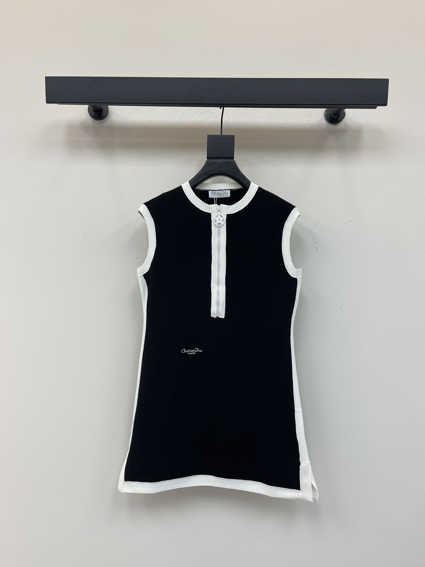 NO:441405,Dio*25 new contrast knitted vest skirt sleeveless dress!  Custom imported knitted material with excellent texture. The five-pointed star half-clad zipper adjustment design is used. The cuffs extend to the hem of the skirt are used as a highlight to add a sense of styling and enrich visual effects. The brand letter logo at the waist is included to highlight the brand tone!  SML, dior, skirts, alexander wang19860909Dio*25新款撞色针织背心裙无袖连衣裙！定制进口针织材质 质感上乘 沿用五角星半开襟拉链调节设计 配合袖口延伸至裙摆撞色作为亮点 增添造型层次感 丰富视觉效果 腰间品牌字母徽标于其中 彰显品牌调性！SML,,dior,skirts,alexander wang,Women's clothing