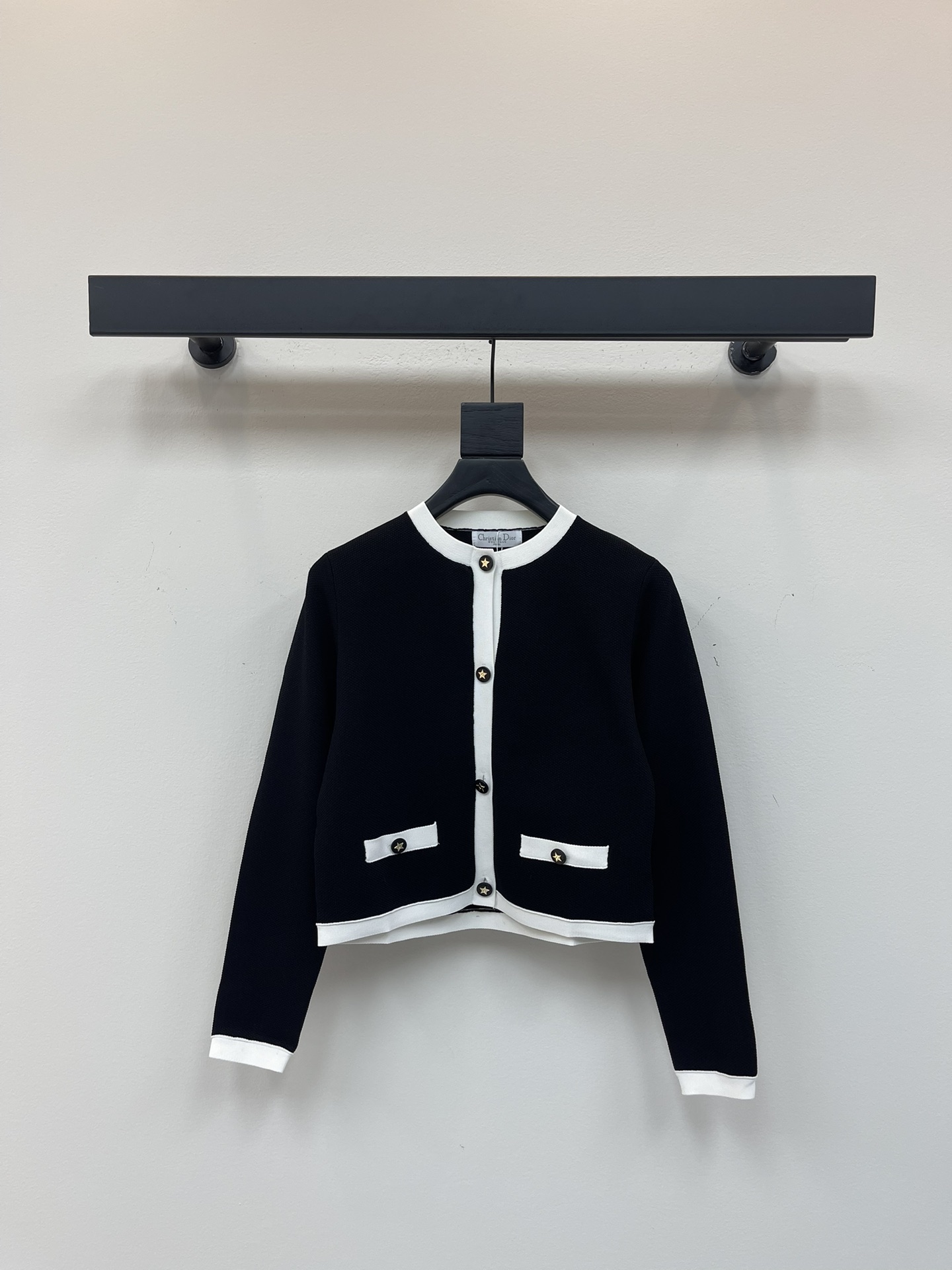 NO:441398,Dio*25 new contrast knitted long-sleeved cardigan!  Custom yarn weaving, high-quality texture, elastic and comfortable, round neck long-sleeved cardigan cut, delicate knitted texture throughout, contrasting colors are embellished on the hem of the cuff neck and striped edges, combined with five-pointed star buckles to enhance texture, rich details, and add fashionable tone. Regular styles highlight the figure and make it look thinner and fashionable. Versatile styles do not pick on age and skin tones, suitable for age-reducing fashionable retro styles!  SML, dior,alexander wang19860909Dio*25新款撞色针织长袖开衫！定制纱线织造 质感高级 弹力舒适 圆领长袖开衫剪裁 通体细腻针织纹理 撞色点缀于袖口领口下摆和开襟条纹包边 配合五角星圆扣 提升质感 丰富细节层次 增添时尚调性 常规版型 凸显身材更显瘦洋气 百搭款式不挑年龄肤色 适配减龄时髦复古风格！SML,,dior,alexander wang,Women's clothing