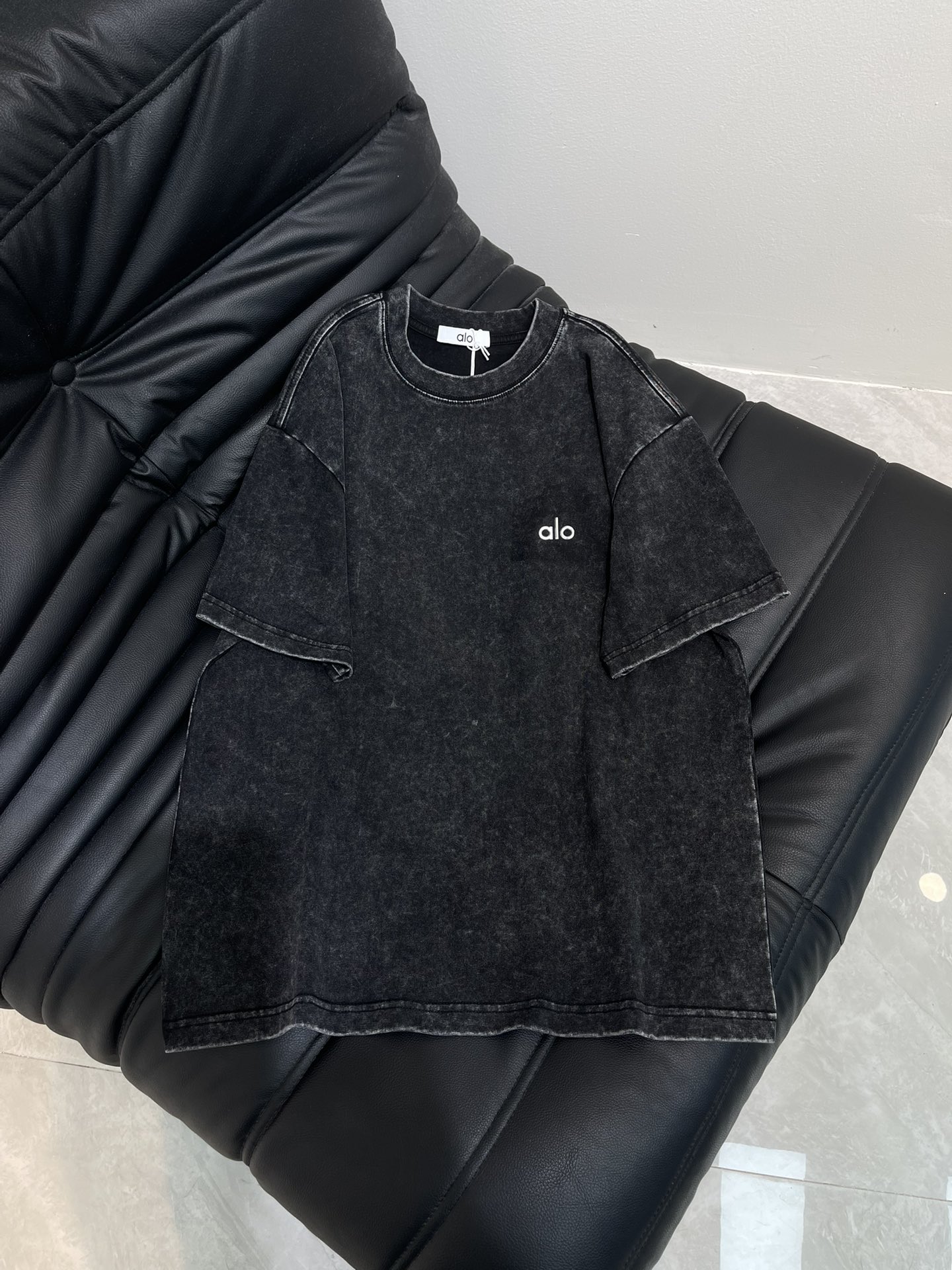 NO:441444,alo*25 new logo letter round neck short-sleeved T-shirt, wash water and old frying series, front three-dimensional silver LOGO embossing process, fashionable and high-end double yarn worsted cotton fabric, loose oversize style, same style for men and women, exquisite and versatile. S-XL, versace, T-shirt, tees, t-shirt, alexander wang19860909alo*25新款logo字母圆领短袖T恤,洗水做旧炒花系列,前幅立体银LOGO压花工艺,时尚又高级双纱精纺全棉面料,宽松oversize版型,男女同款,精致百搭.S-XL,,versace,T-shirt,tees，t-shirt,alexander wang,Women's clothing