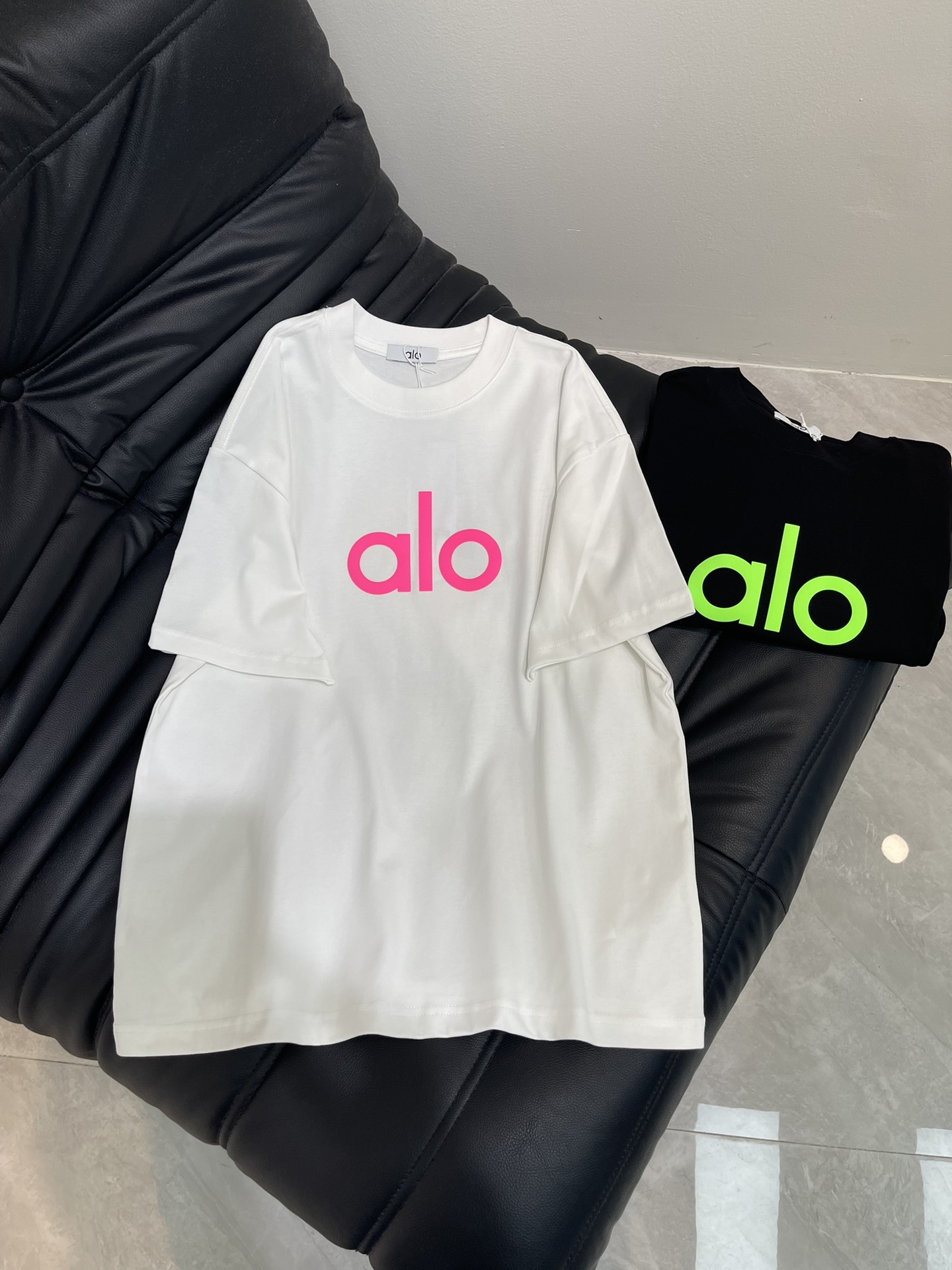 NO:441404,alo*25 new large logo letter round neck short-sleeved T-shirt, front printing process, fashionable and high-end double yarn worsted cotton fabric, loose oversize style, same style for men and women, exquisite and versatile. S-XL, versace, T-shirt, tees, t-shirt, alexander wang19860909alo*25新款大logo字母圆领短袖T恤,前幅印花工艺,时尚又高级双纱精纺全棉面料,宽松oversize版型,男女同款,精致百搭.S-XL,,versace,T-shirt,tees，t-shirt,alexander wang,Women's clothing