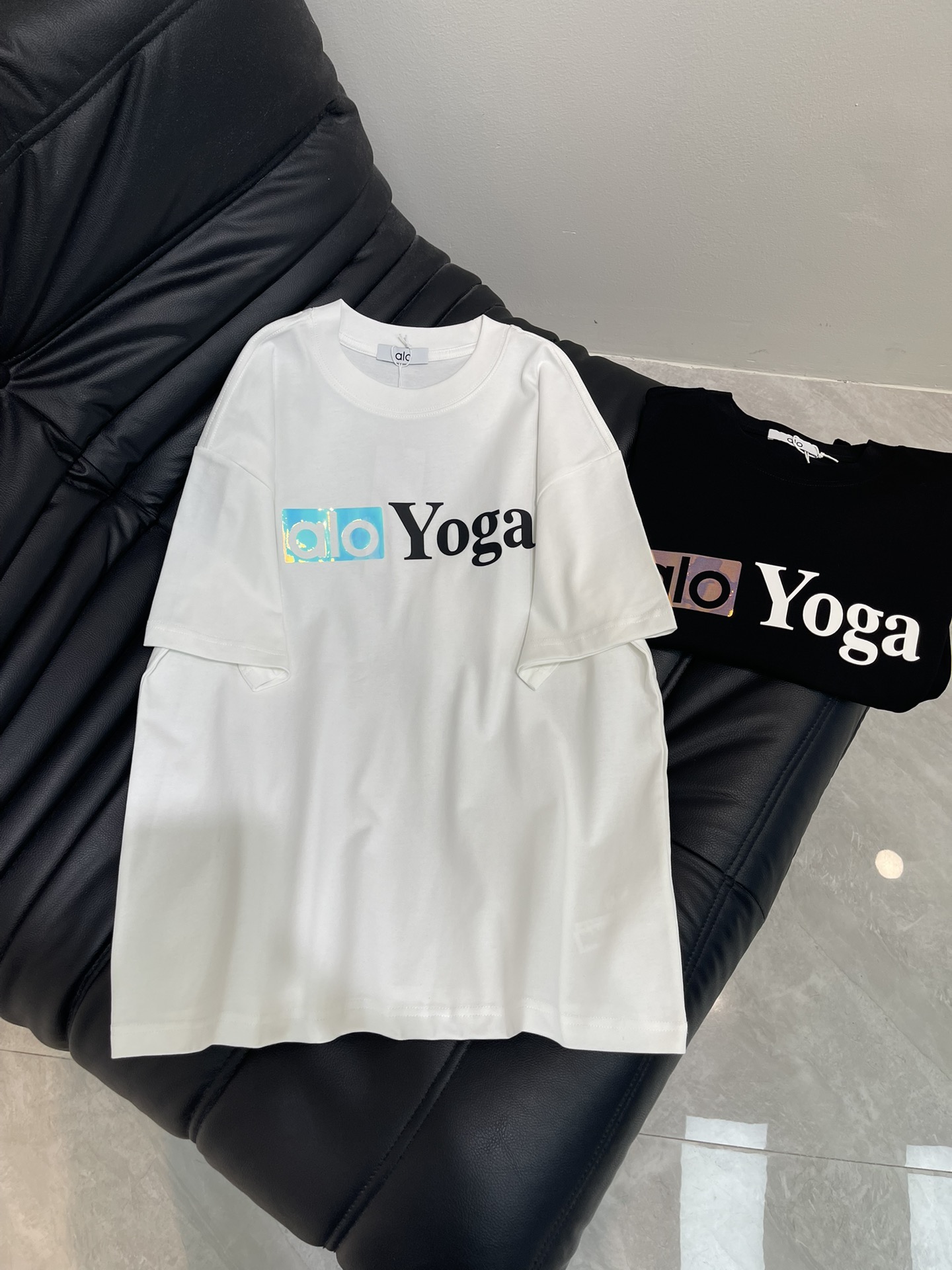 NO:441411,alo*25 new logo letter round neck short-sleeved T-shirt, adopts fantasy color change + thick plate embossing process, fashionable and high-end double yarn worsted cotton fabric, loose oversize style, same style for men and women, exquisite and versatile. S-XL, versace, T-shirt, tees, t-shirt, alexander wang19860909alo*25新款logo字母圆领短袖T恤,采用幻彩变色+厚板压花工艺,时尚又高级双纱精纺全棉面料,宽松oversize版型,男女同款,精致百搭.S-XL,,versace,T-shirt,tees，t-shirt,alexander wang,Women's clothing