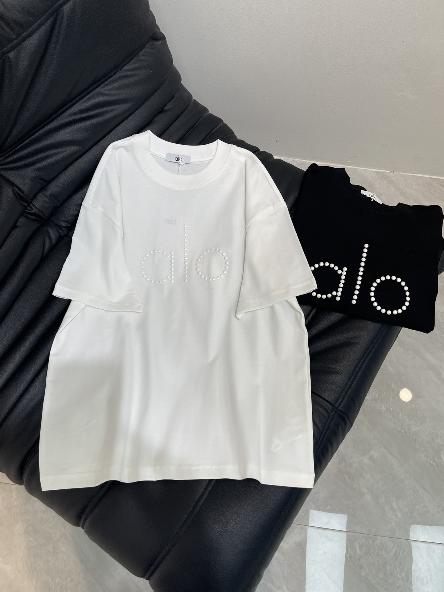 NO:441418,alo*25 new logo letter round neck short-sleeved T-shirt, adopts imported pearl craftsmanship, fashionable and high-end double-yarn worsted cotton fabric, loose oversize style, same style for men and women, exquisite and versatile. S-XL, versace, T-shirt, tees, t-shirt, alexander wang19860909alo*25新款logo字母圆领短袖T恤,采用进口珍珠工艺,时尚又高级双纱精纺全棉面料,宽松oversize版型,男女同款,精致百搭.S-XL,,versace,T-shirt,tees，t-shirt,alexander wang,Women's clothing
