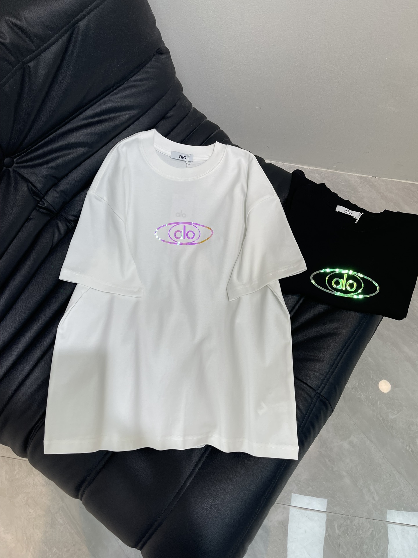 NO:441426,alo*25 new logo letter round neck short-sleeved T-shirt, adopts fantasy color changing technology, fashionable and high-end double yarn worsted cotton fabric, loose oversize style, same style for men and women, exquisite and versatile. S-XL, versace, T-shirt, tees, t-shirt, alexander wang19860909alo*25新款logo字母圆领短袖T恤,采用幻彩变色工艺,时尚又高级双纱精纺全棉面料,宽松oversize版型,男女同款,精致百搭.S-XL,,versace,T-shirt,tees，t-shirt,alexander wang,Women's clothing