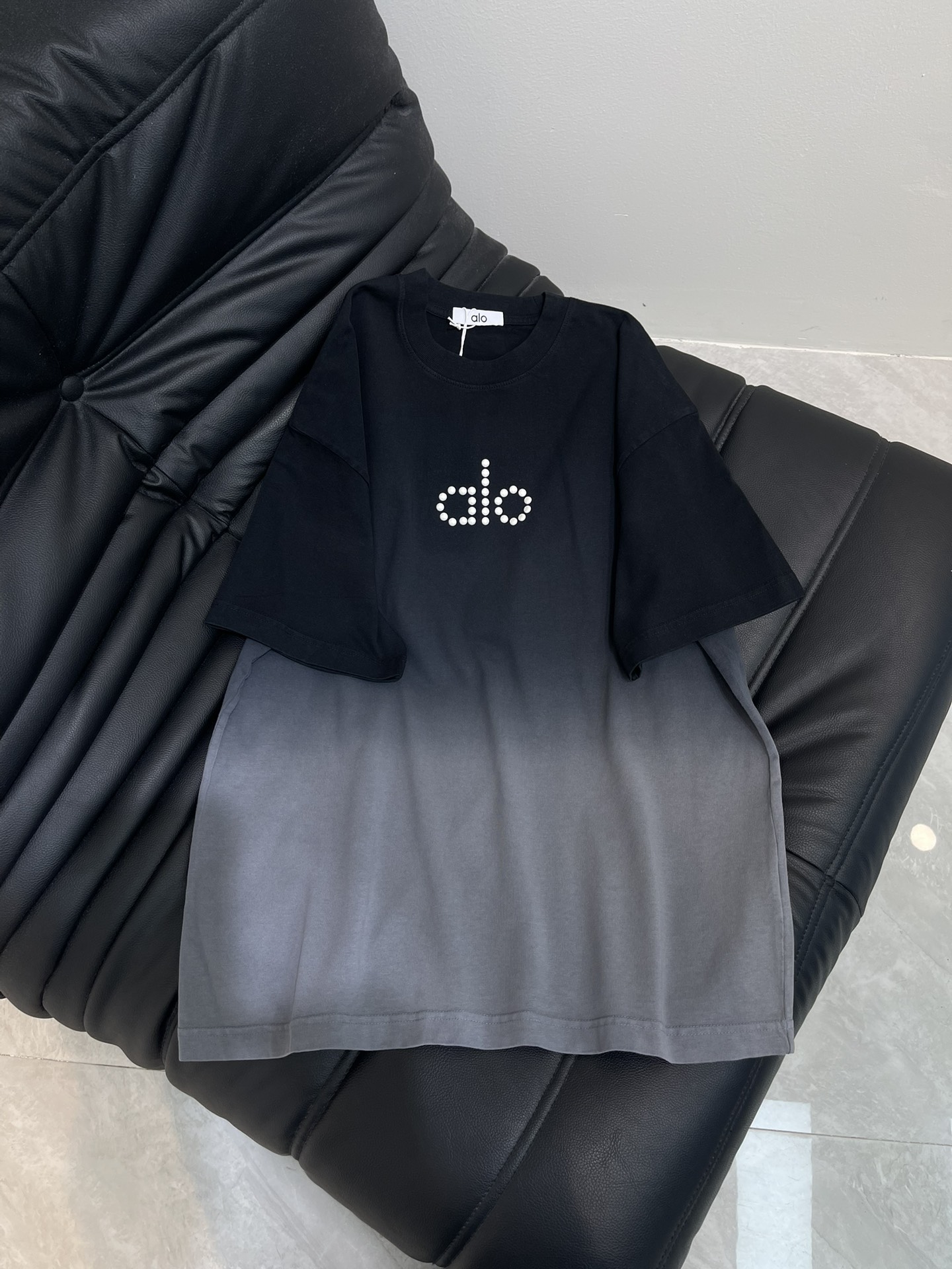 NO:441450,alo*25 new logo letter round neck short-sleeved T-shirt, wash water and make old frying series, adopt imported pearl craftsmanship, fashionable and high-end double yarn worsted cotton fabric, loose oversize style, same style for men and women, exquisite and versatile. S-XL, versace, T-shirt, tees, t-shirt, alexander wang19860909alo*25新款logo字母圆领短袖T恤,洗水做旧炒花系列,采用进口珍珠工艺,时尚又高级双纱精纺全棉面料,宽松oversize版型,男女同款,精致百搭.S-XL,,versace,T-shirt,tees，t-shirt,alexander wang,Women's clothing