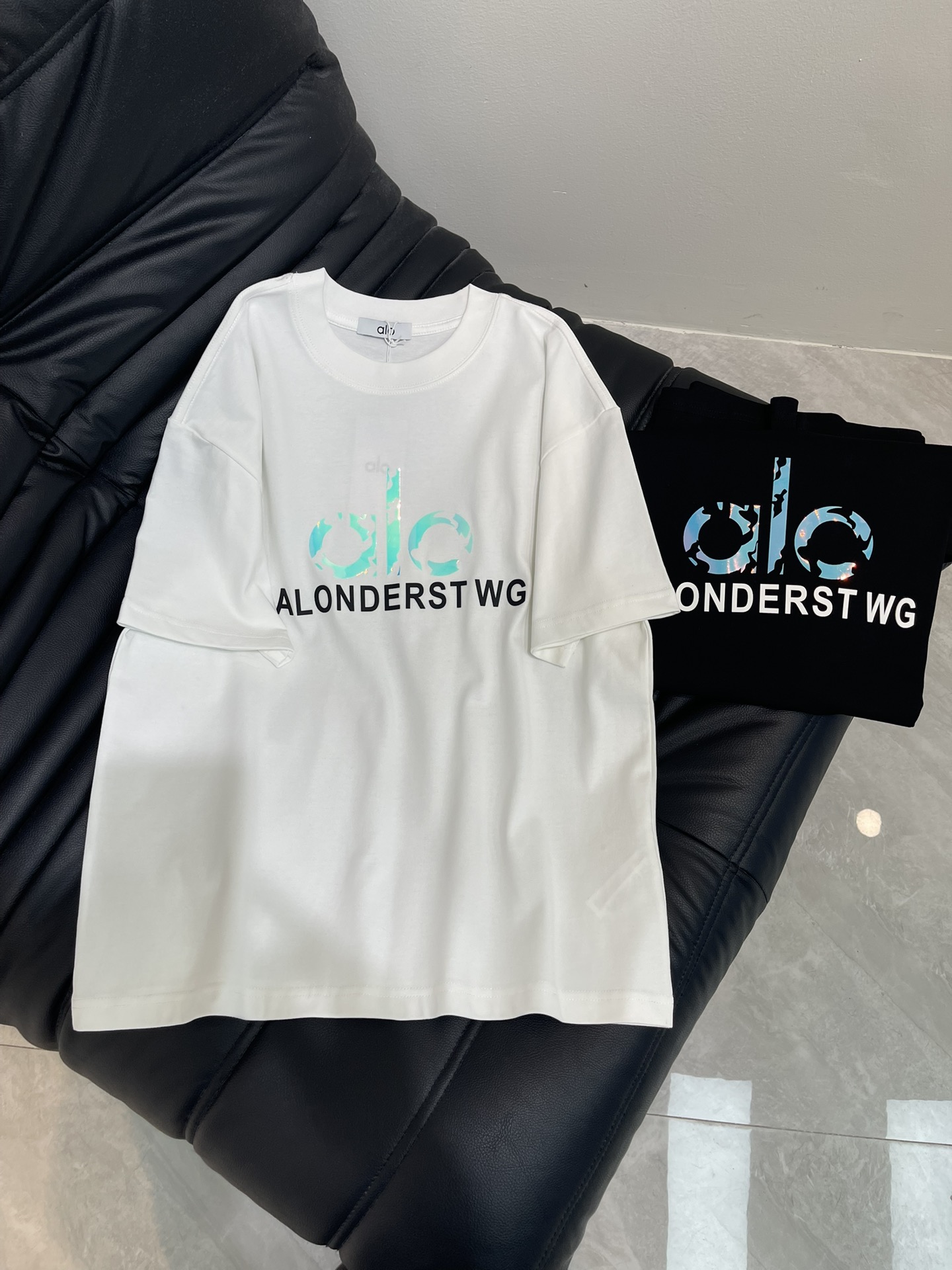 NO:441431,alo*25 new logo letter round neck short-sleeved T-shirt, adopts fantasy color change + thick plate three-dimensional embossing process, fashionable and high-end double yarn worsted cotton fabric, loose oversize style, same style for men and women, exquisite and versatile. S-XL, versace, T-shirt, tees, t-shirt, alexander wang19860909alo*25新款logo字母圆领短袖T恤,采用幻彩变色+厚板立体压花工艺,时尚又高级双纱精纺全棉面料,宽松oversize版型,男女同款,精致百搭.S-XL,,versace,T-shirt,tees，t-shirt,alexander wang,Women's clothing