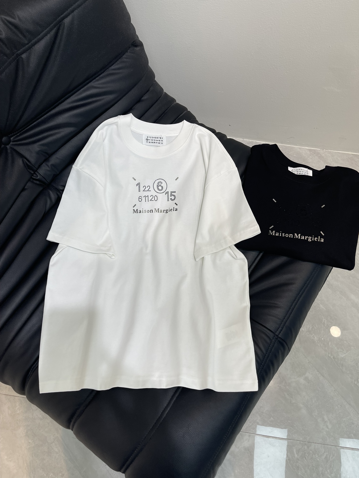 NO:441456,Maison Margeil*Margeil MM625 new digital logo letter round neck short-sleeved T-shirt, front and back nail drill three-dimensional embossing process, fashionable and high-end double yarn worsted cotton fabric, loose oversize style, same style for men and women, exquisite and versatile. S-XL,,masion margiela,masion margiela,versace,T-shirt,tees,t-shirt,alexander wang19860909Maison Margeil*马吉拉MM625新款数字logo字母圆领短袖T恤,前后幅钉钻立体压花工艺,时尚又高级双纱精纺全棉面料,宽松oversize版型,男女同款,精致百搭.S-XL,,masion margiela,masion margiela,versace,T-shirt,tees，t-shirt,alexander wang,Women's clothing