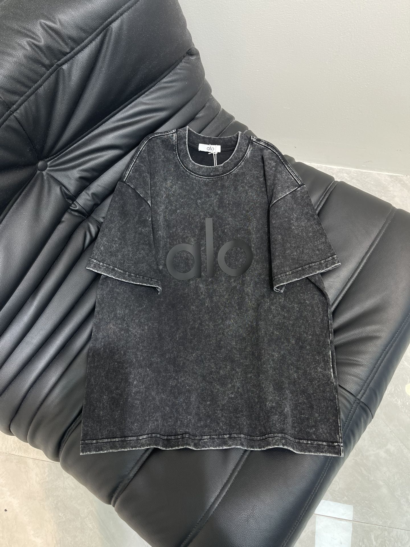 NO:441438,alo*25 new logo letter round neck short-sleeved T-shirt, wash water and make old frying series, adopt embossing process, fashionable and high-end double-yarn worsted cotton fabric, loose oversize style, same style for men and women, exquisite and versatile. S-XL, versace, T-shirt, tees, t-shirt, alexander wang19860909alo*25新款logo字母圆领短袖T恤,洗水做旧炒花系列,采用压花工艺,时尚又高级双纱精纺全棉面料,宽松oversize版型,男女同款,精致百搭.S-XL,,versace,T-shirt,tees，t-shirt,alexander wang,Women's clothing