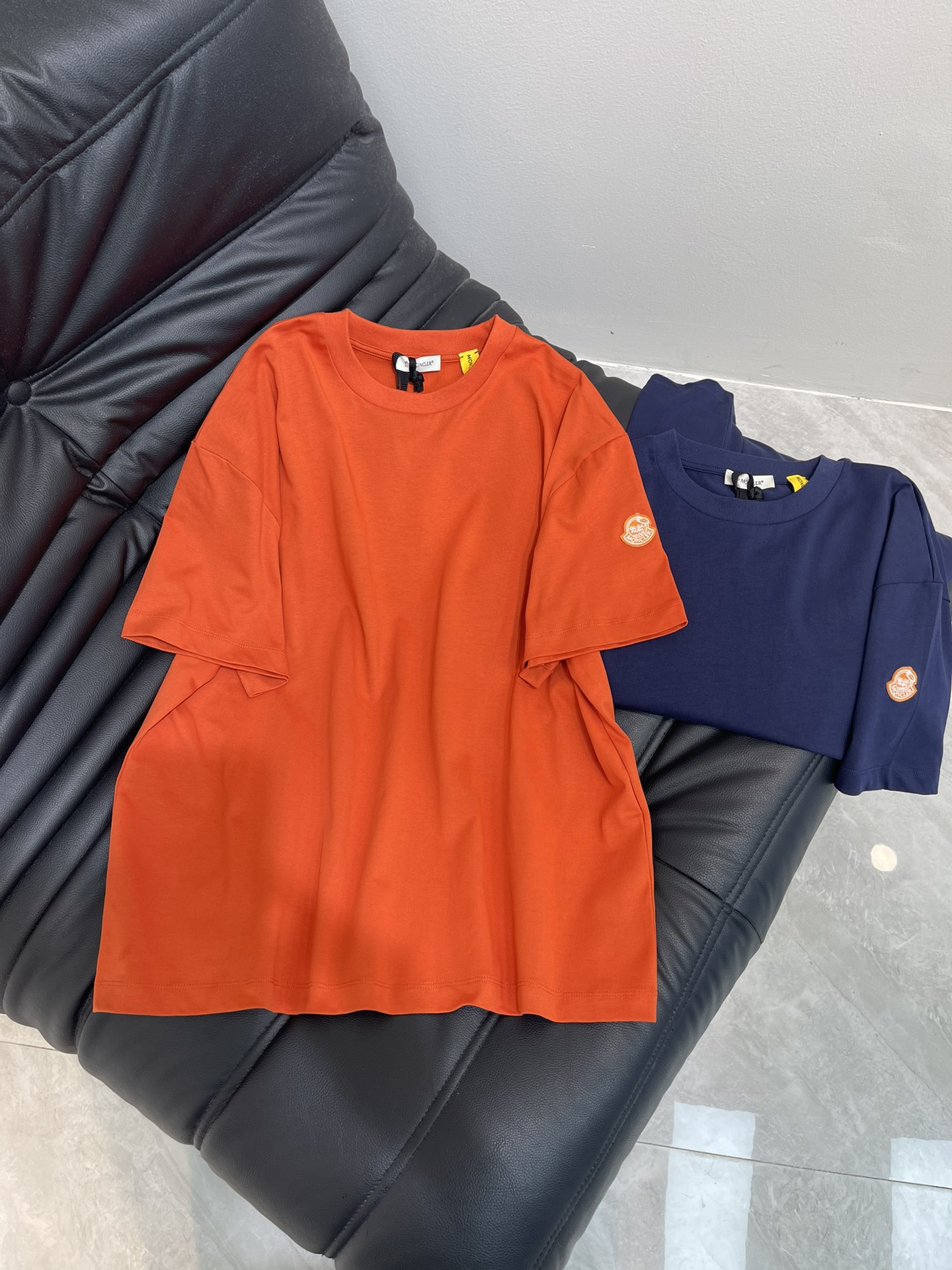 NO:440714,Mon* 25 new round neck embroidered short-sleeved T-shirt with exquisite regular style and slimming on the upper body!  Low-key luxury!  A must-have item for fashionable things unlocks all outfits!  Determine the quality of my home!  Classic items are fashionable and high-end, and the classic style is versatile and not picky!  SML, Moncler, T-shirt,tees, t-shirt,alexander wang19860909Mon*蒙口25新品圆领刺绣短袖T恤 精致常规版型上身显瘦！低调奢华！ 时髦精必备单品解锁所有穿搭！ 认准我家品质！经典单品时髦又高级 经典版型百搭不挑人！ SML,,Moncler,T-shirt,tees，t-shirt,alexander wang,Women's clothing