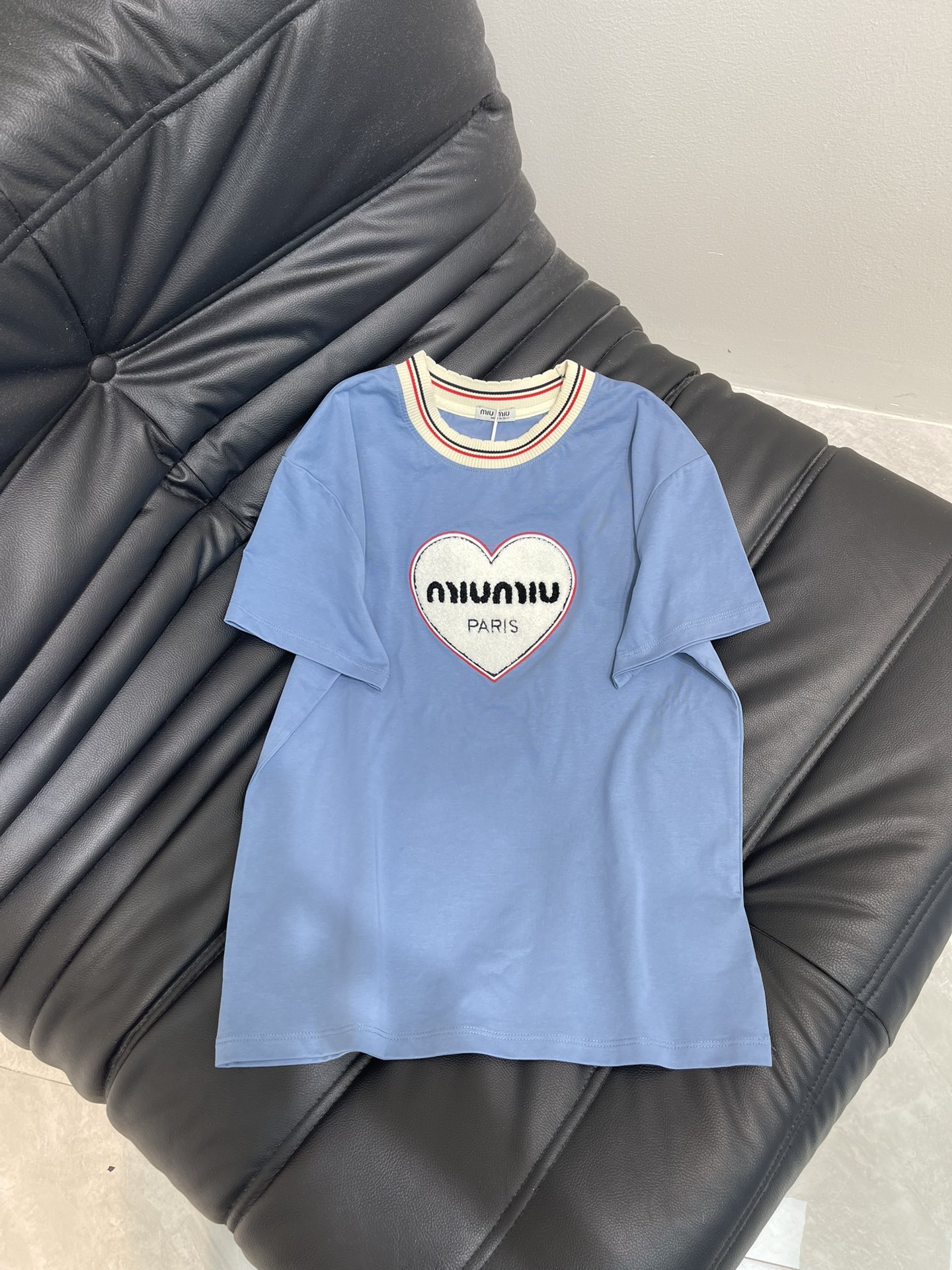 NO:440719,Miumi*25 new love letter towel embroidered short-sleeved T-shirt This is a very young girl. It is age-reducing and playful and cute. It is made of pure cotton fabric. The fabric is soft and comfortable. Contrast collar design. Love letter towel embroidery craftsmanship. The straight line is flat and delicate. Perfect details. High quality √ High version √ Three standards are complete. SML,,miumiu, T-shirt,tees, t-shirt,alexander wang19860909Miumi*25新款爱心字母毛巾绣短袖T恤 这款很少女耶 减龄 俏皮可爱 采用纯棉面料 面料柔软舒适 撞色领设计 爱心字母毛巾绣工艺 车工走线平整细腻 完美细节处理 高品质√高版本√三标齐全√ SML,,miumiu,T-shirt,tees，t-shirt,alexander wang,Women's clothing