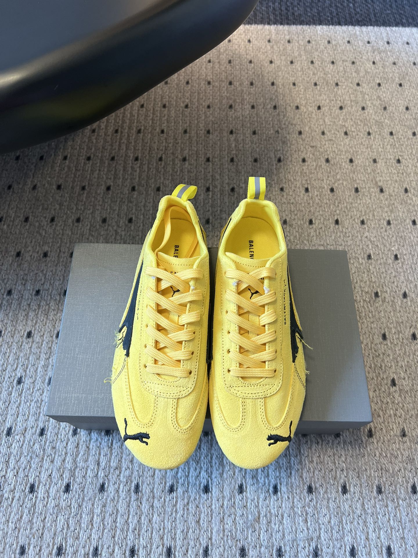 NO:448020,Puma Ultrasoft Speedcats couple sneakers are made of soft and non-fixed uppers. The design is derived from the 2025 spring and summer series of Balenciaga. Balenciaga and Puma collaborated to launch an upgraded version of Speedcat sneakers. This sneaker was originally released in 1999 and is now made of old suede. All structural elements of the upper create a flexible sock-style fit while retaining the originally light and flexible flat design. Size Women 35-40, casual shoes/sports, balenciaga, balenciaga, sneakers19860909彪马（Puma）Ultrasoft Speedcats 情侣款运动鞋采用柔软且无固定结构的鞋面,该设计源自巴黎世家（Balenciaga）2025年春夏季系列,巴黎世家与彪马的合作推出了Speedcat运动鞋的升级版.这款运动鞋最初于1999年发布,如今采用做旧绒面革制作.  鞋面的所有结构元素打造出灵活的袜套式贴合感,同时保留了原本轻薄、灵活的平底设计.  Size女35-40,休闲鞋/运动鞋,balenciaga,balenciaga,sneakers,Women's Shoes