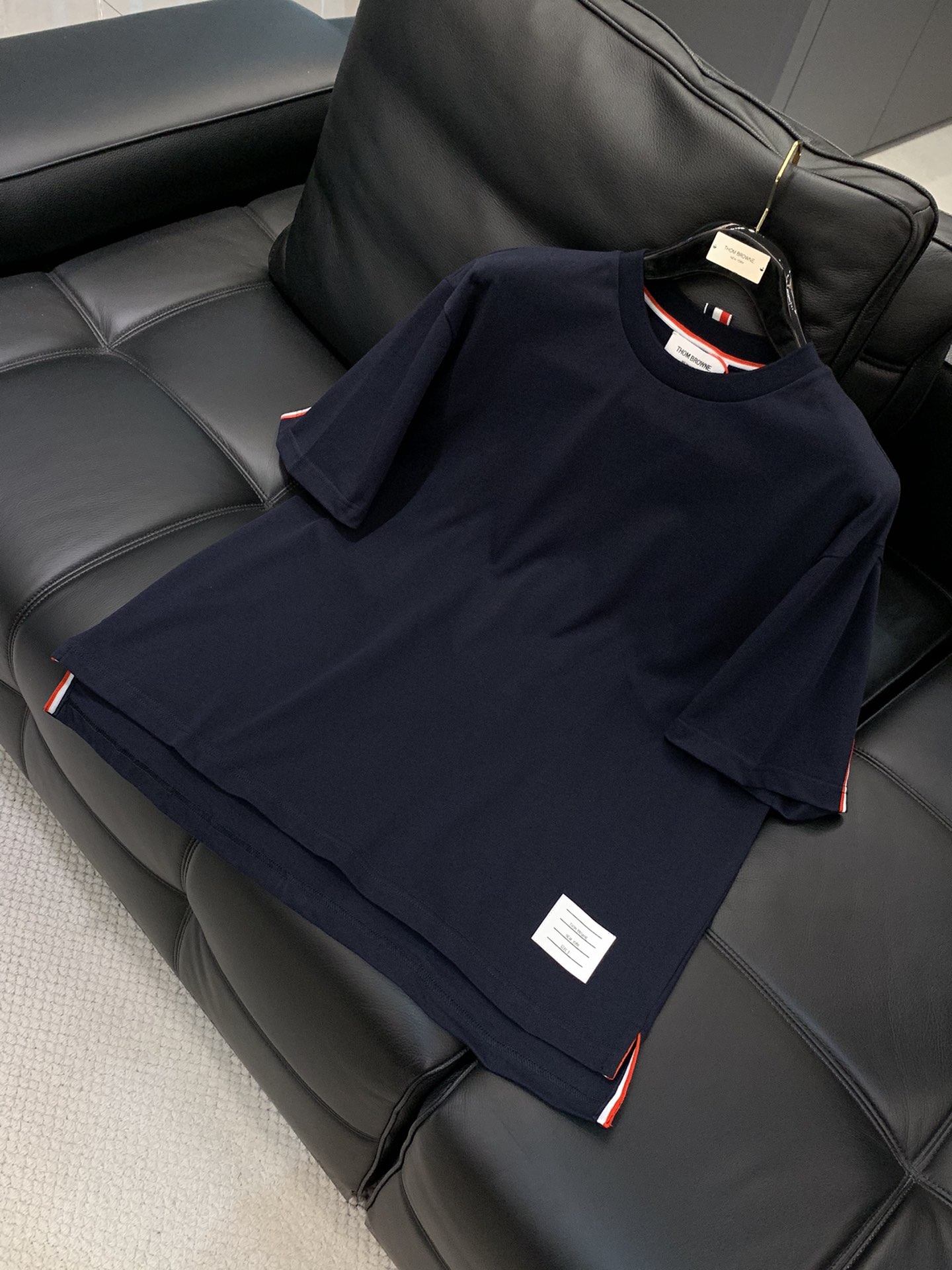 ，Thom Browne 汤姆·布朗 ，2025夏季最新品，时尚休闲圆领短袖T恤，专柜同步有售，原单狠货