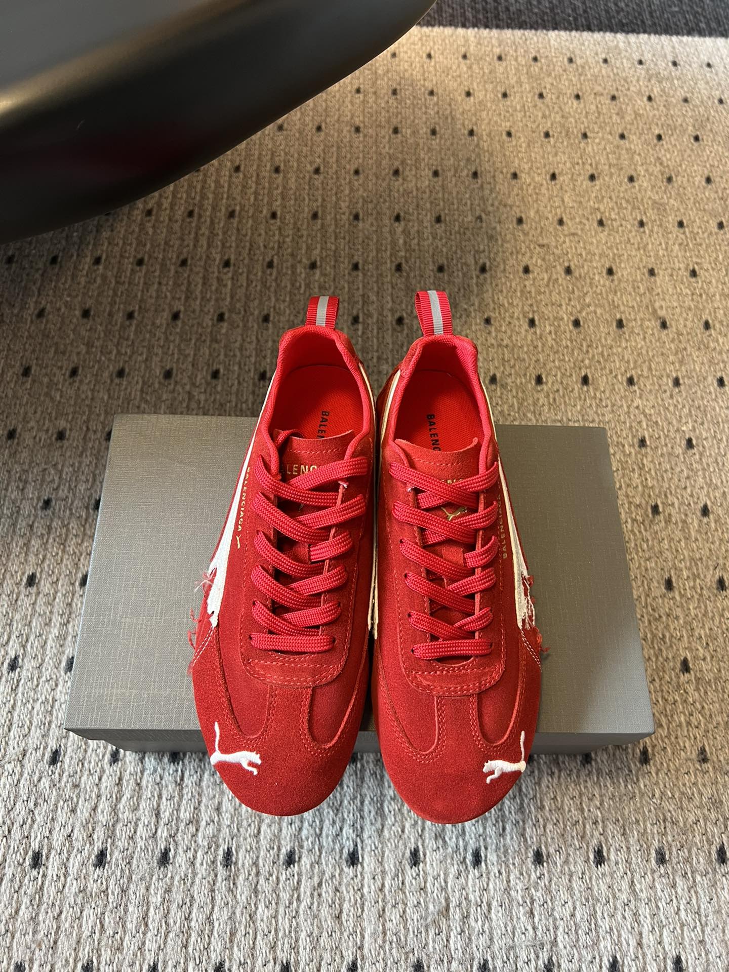 NO:440048,Puma Ultrasoft Speedcats couple sneakers are made of soft and non-fixed uppers. The design is derived from the 2025 spring and summer series of Balenciaga. Balenciaga and Puma collaborated to launch an upgraded version of Speedcat sneakers. This sneaker was originally released in 1999 and is now made of old suede. All structural elements of the upper create a flexible sock-style fit, while retaining the originally light and flexible flat design. Size women's 35-40 (40 custom made no return or exchange), casual shoes/sneakers, balenciaga, balenciaga, sneakers19860909彪马（Puma）Ultrasoft Speedcats 情侣款运动鞋采用柔软且无固定结构的鞋面,该设计源自巴黎世家（Balenciaga）2025年春夏季系列,巴黎世家与彪马的合作推出了Speedcat运动鞋的升级版.这款运动鞋最初于1999年发布,如今采用做旧绒面革制作.  鞋面的所有结构元素打造出灵活的袜套式贴合感,同时保留了原本轻薄、灵活的平底设计.  Size女35-40（40订做不退换）,休闲鞋/运动鞋,balenciaga,balenciaga,sneakers,Women's Shoes