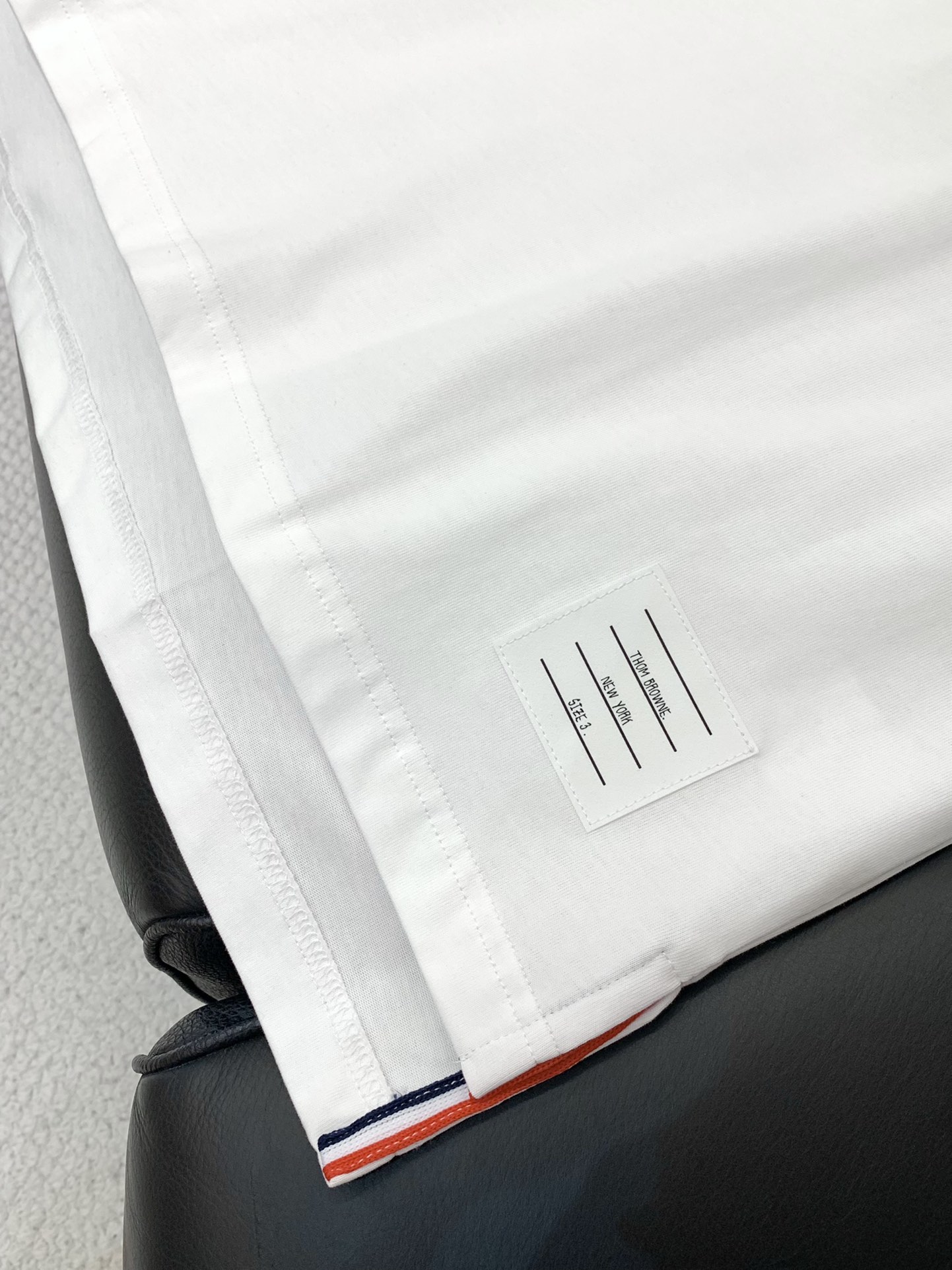 ，Thom Browne 汤姆·布朗 ，2025夏季最新品，时尚休闲圆领短袖T恤，专柜同步有售，原单狠货