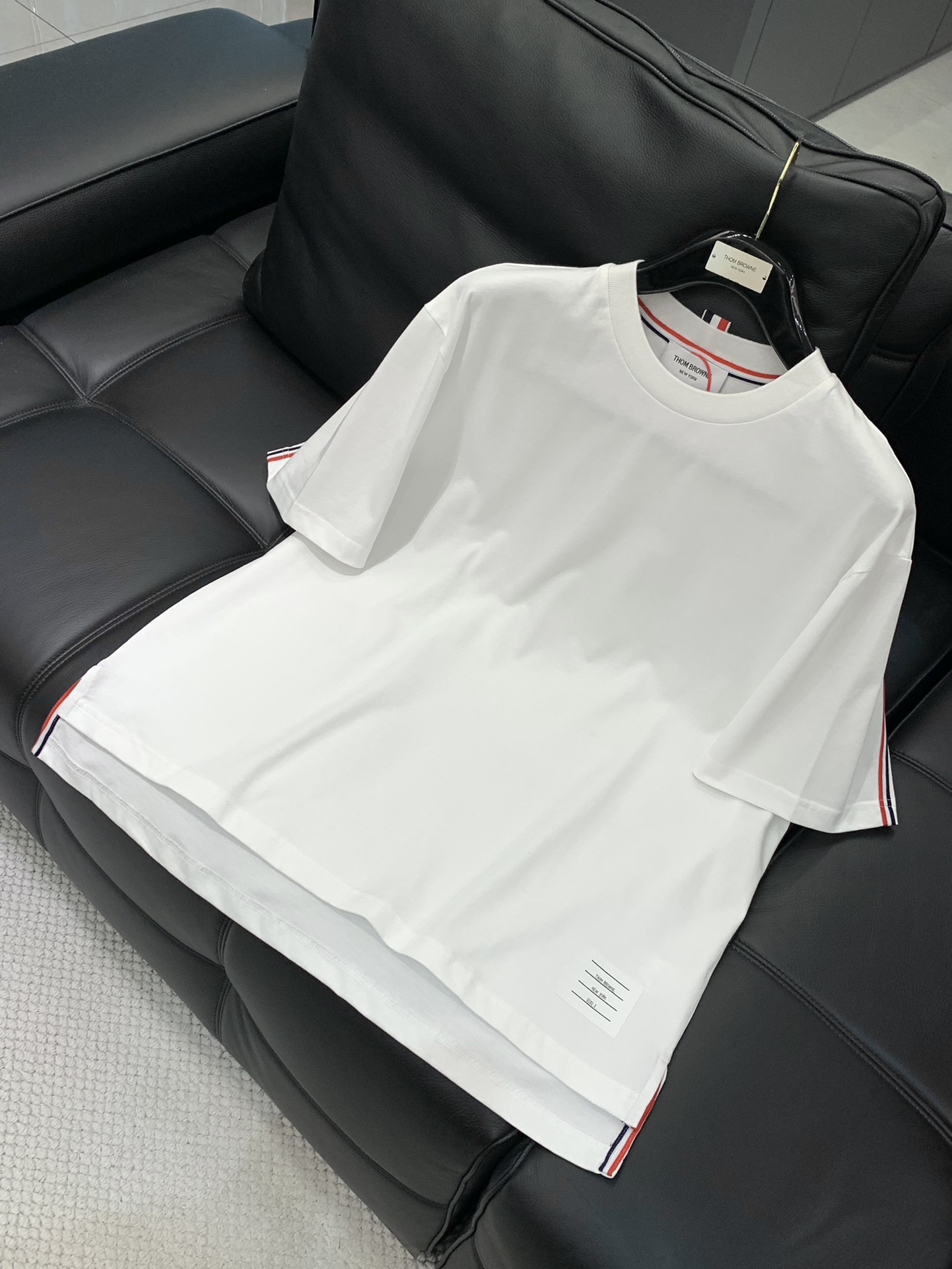 ，Thom Browne 汤姆·布朗 ，2025夏季最新品，时尚休闲圆领短袖T恤，专柜同步有售，原单狠货