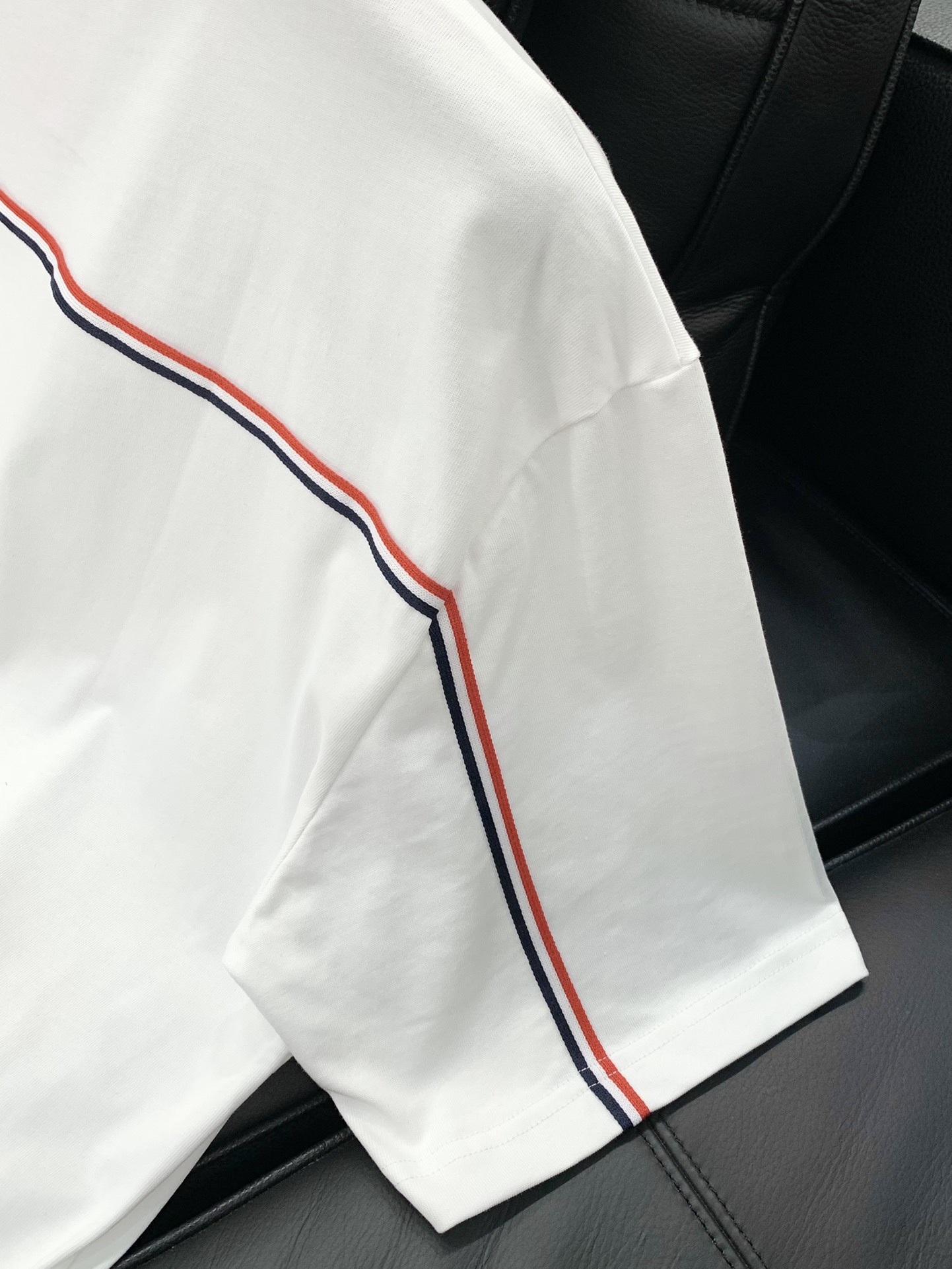 ，Thom Browne 汤姆·布朗 ，2025夏季最新品，时尚休闲圆领短袖T恤，专柜同步有售，原单狠货