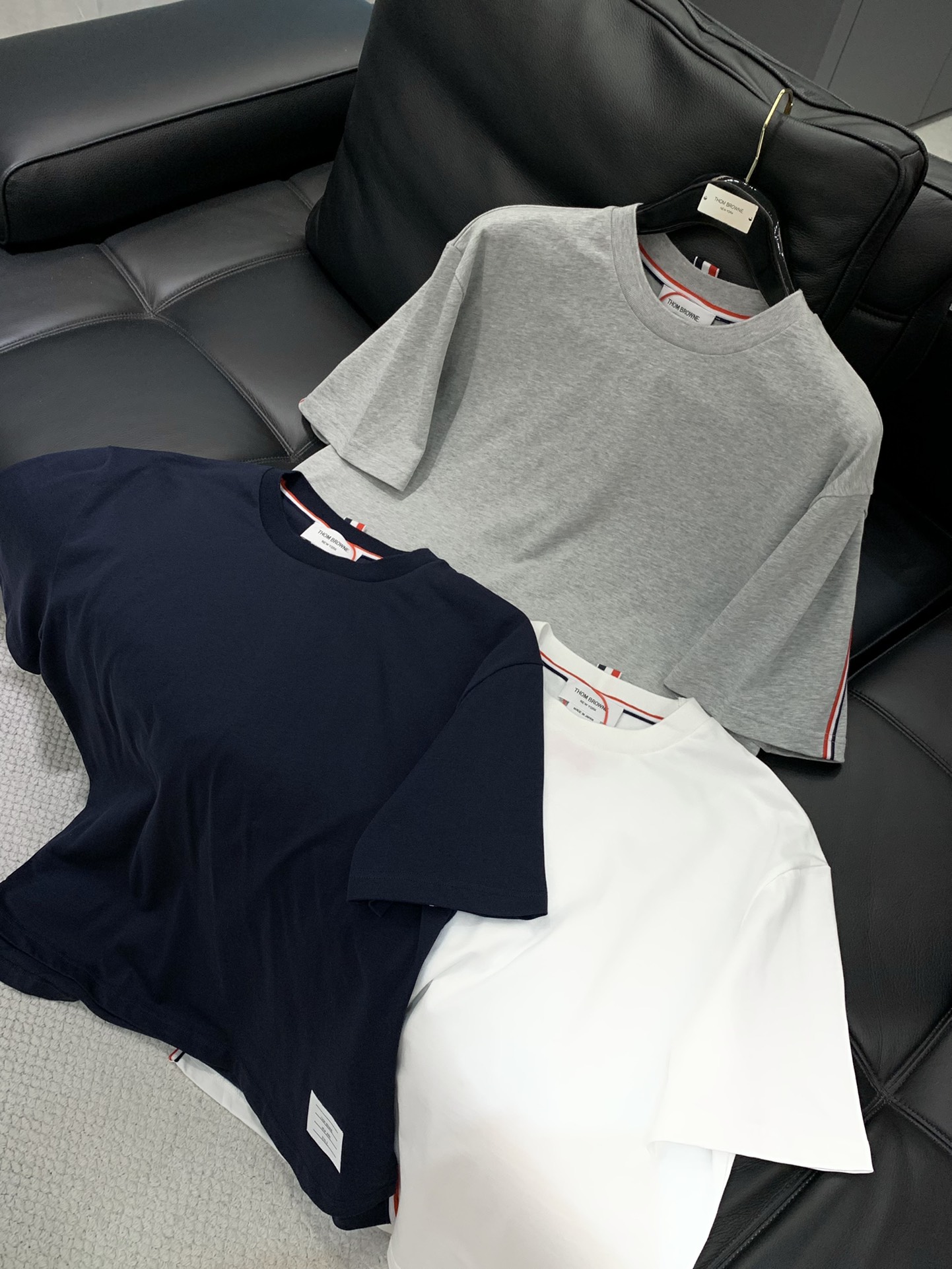 ，Thom Browne 汤姆·布朗 ，2025夏季最新品，时尚休闲圆领短袖T恤，专柜同步有售，原单狠货