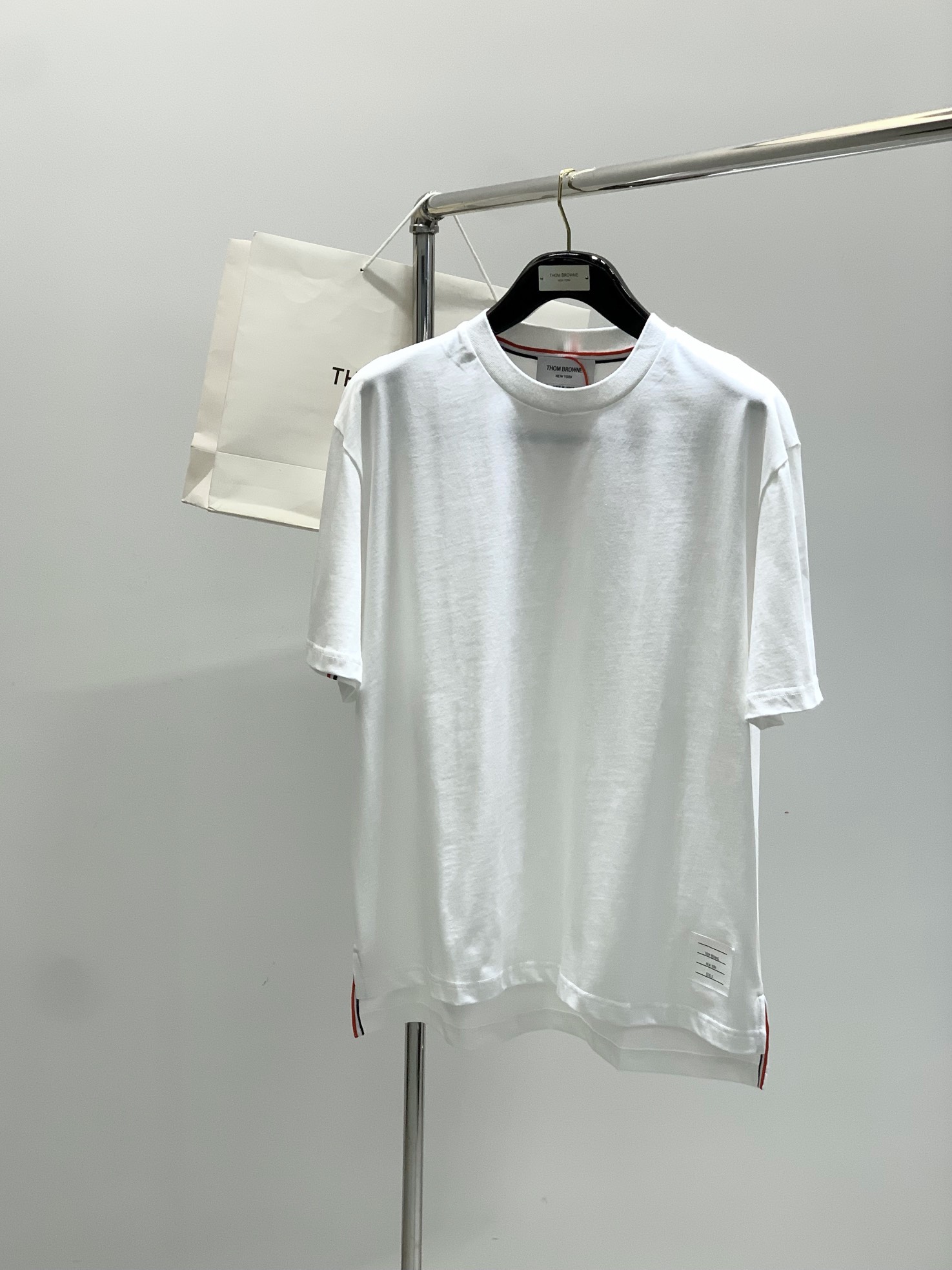 ，Thom Browne 汤姆·布朗 ，2025夏季最新品，时尚休闲圆领短袖T恤，专柜同步有售，原单狠货