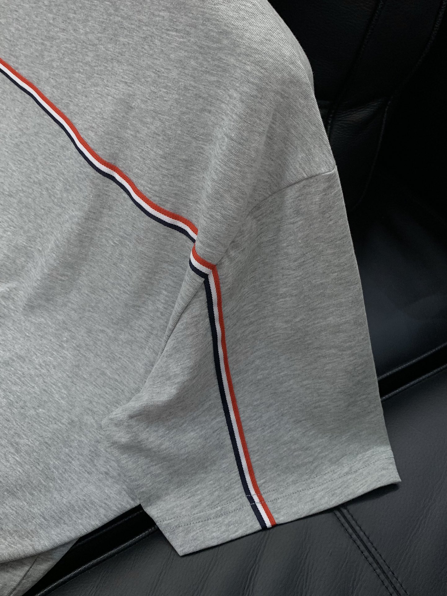 ，Thom Browne 汤姆·布朗 ，2025夏季最新品，时尚休闲圆领短袖T恤，专柜同步有售，原单狠货