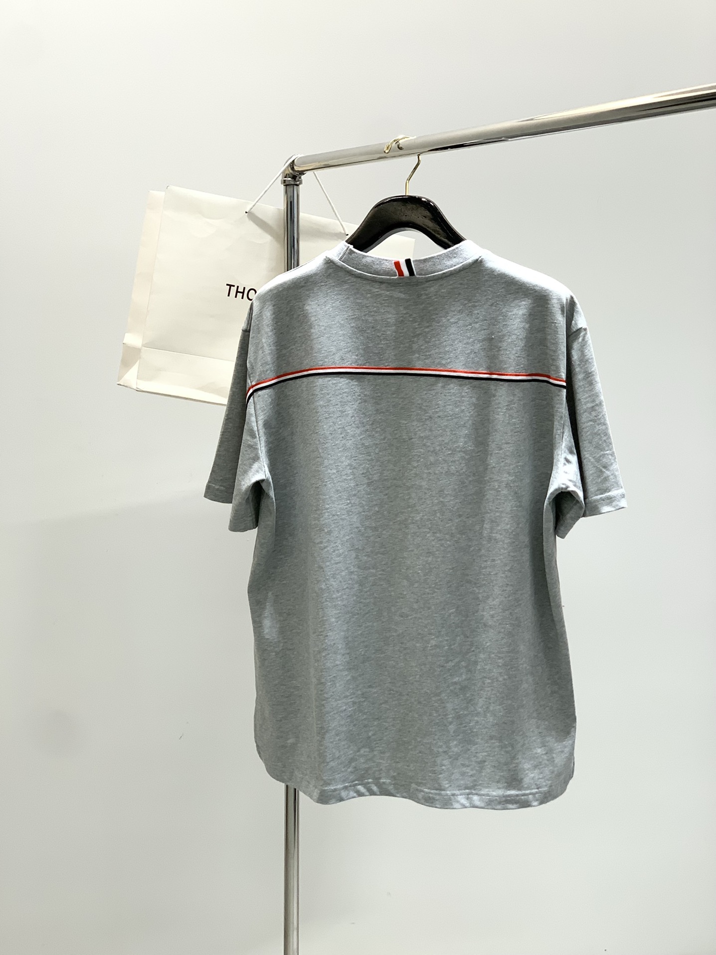 ，Thom Browne 汤姆·布朗 ，2025夏季最新品，时尚休闲圆领短袖T恤，专柜同步有售，原单狠货