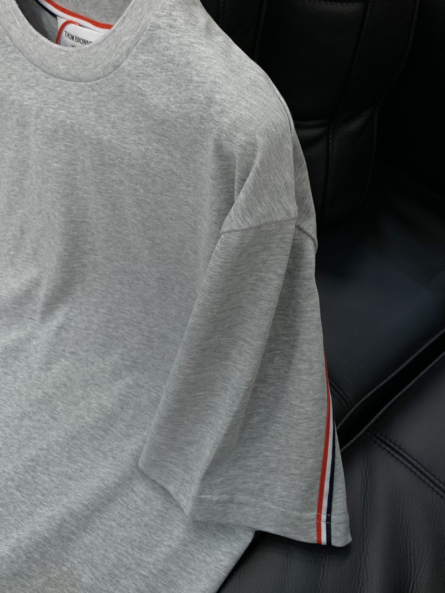 ，Thom Browne 汤姆·布朗 ，2025夏季最新品，时尚休闲圆领短袖T恤，专柜同步有售，原单狠货