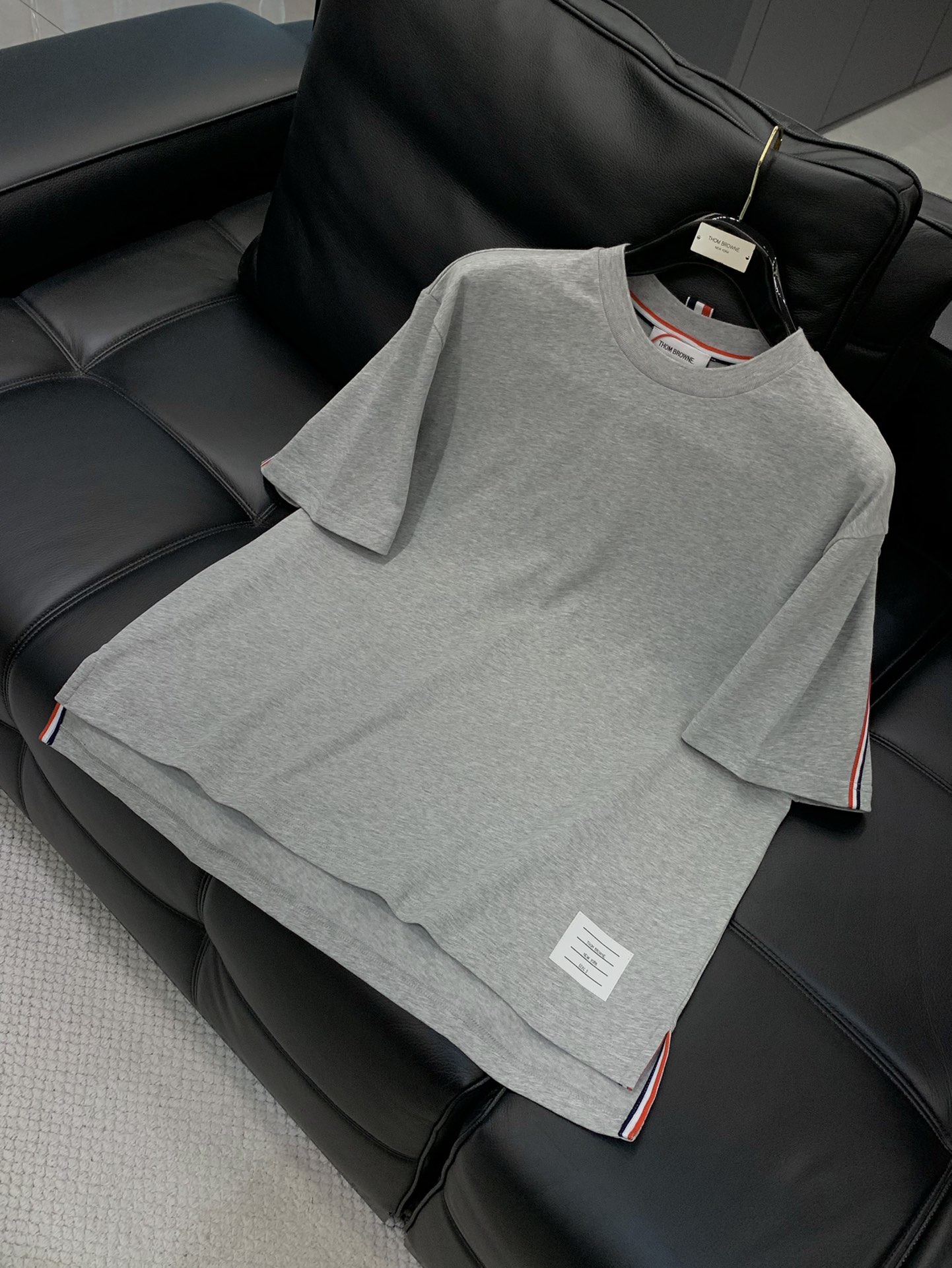 ，Thom Browne 汤姆·布朗 ，2025夏季最新品，时尚休闲圆领短袖T恤，专柜同步有售，原单狠货