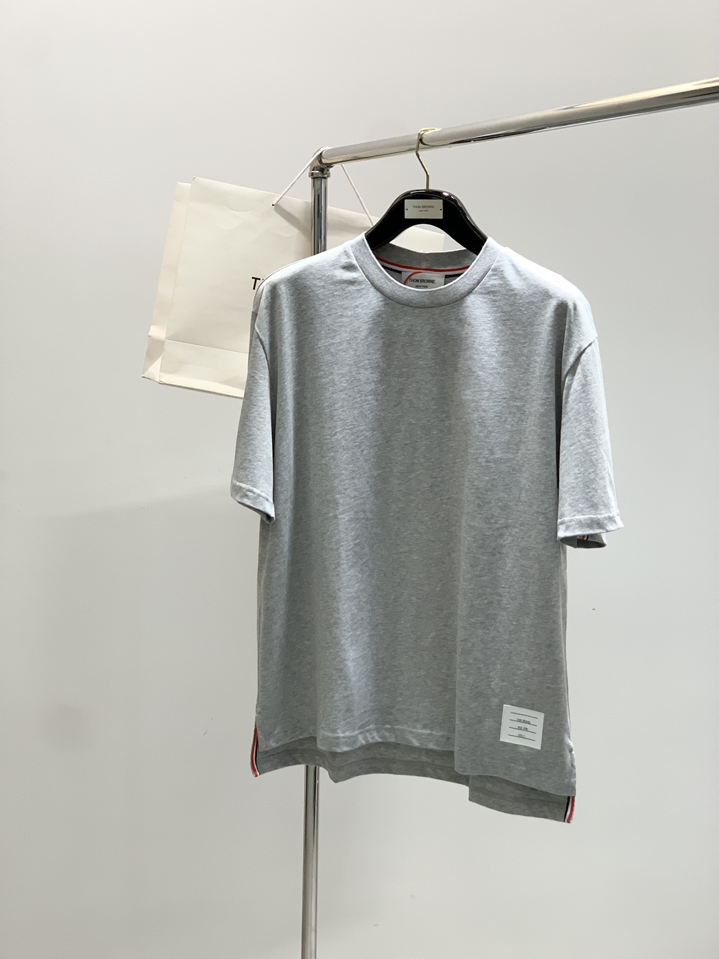 ，Thom Browne 汤姆·布朗 ，2025夏季最新品，时尚休闲圆领短袖T恤，专柜同步有售，原单狠货
