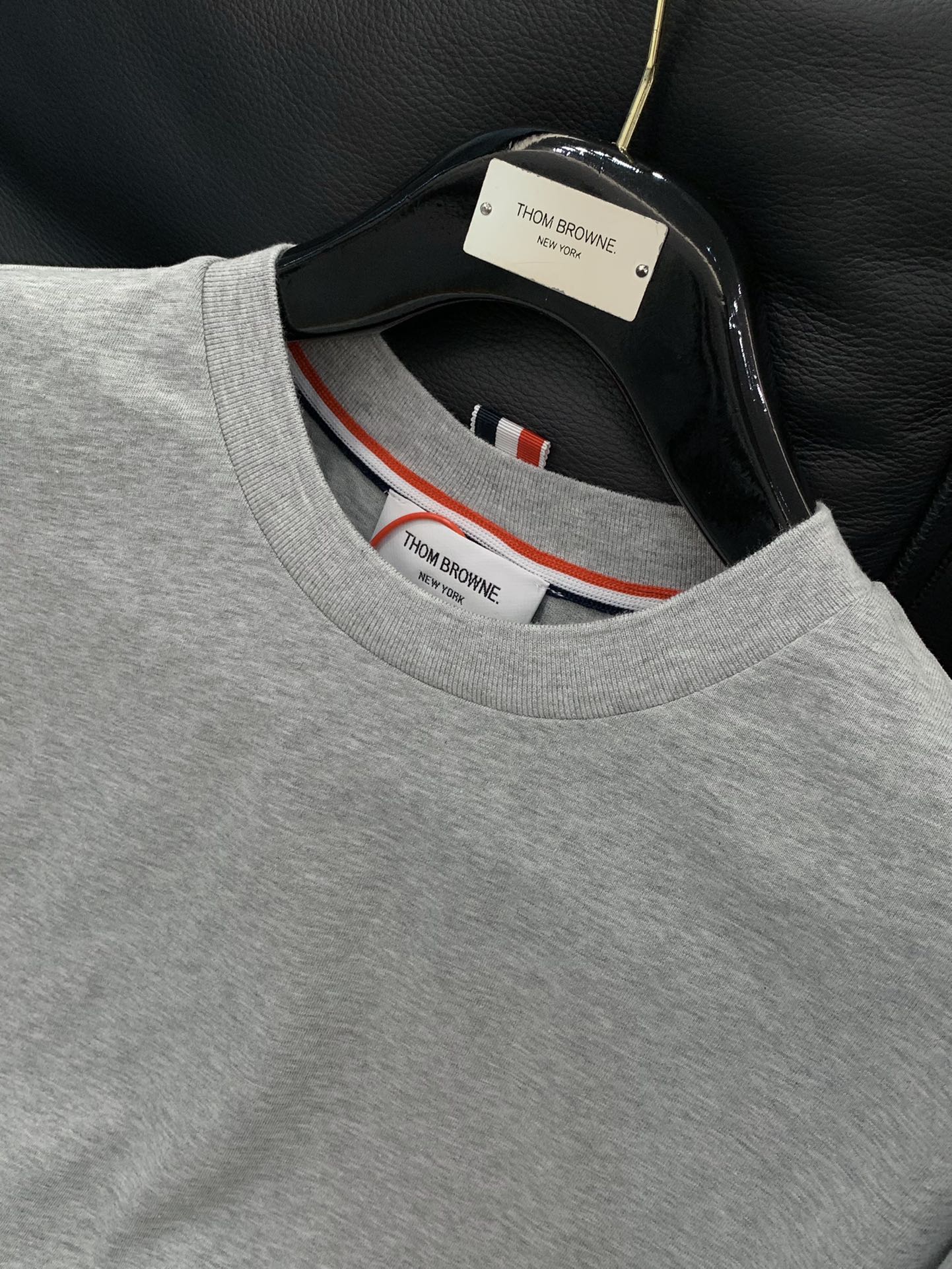 ，Thom Browne 汤姆·布朗 ，2025夏季最新品，时尚休闲圆领短袖T恤，专柜同步有售，原单狠货