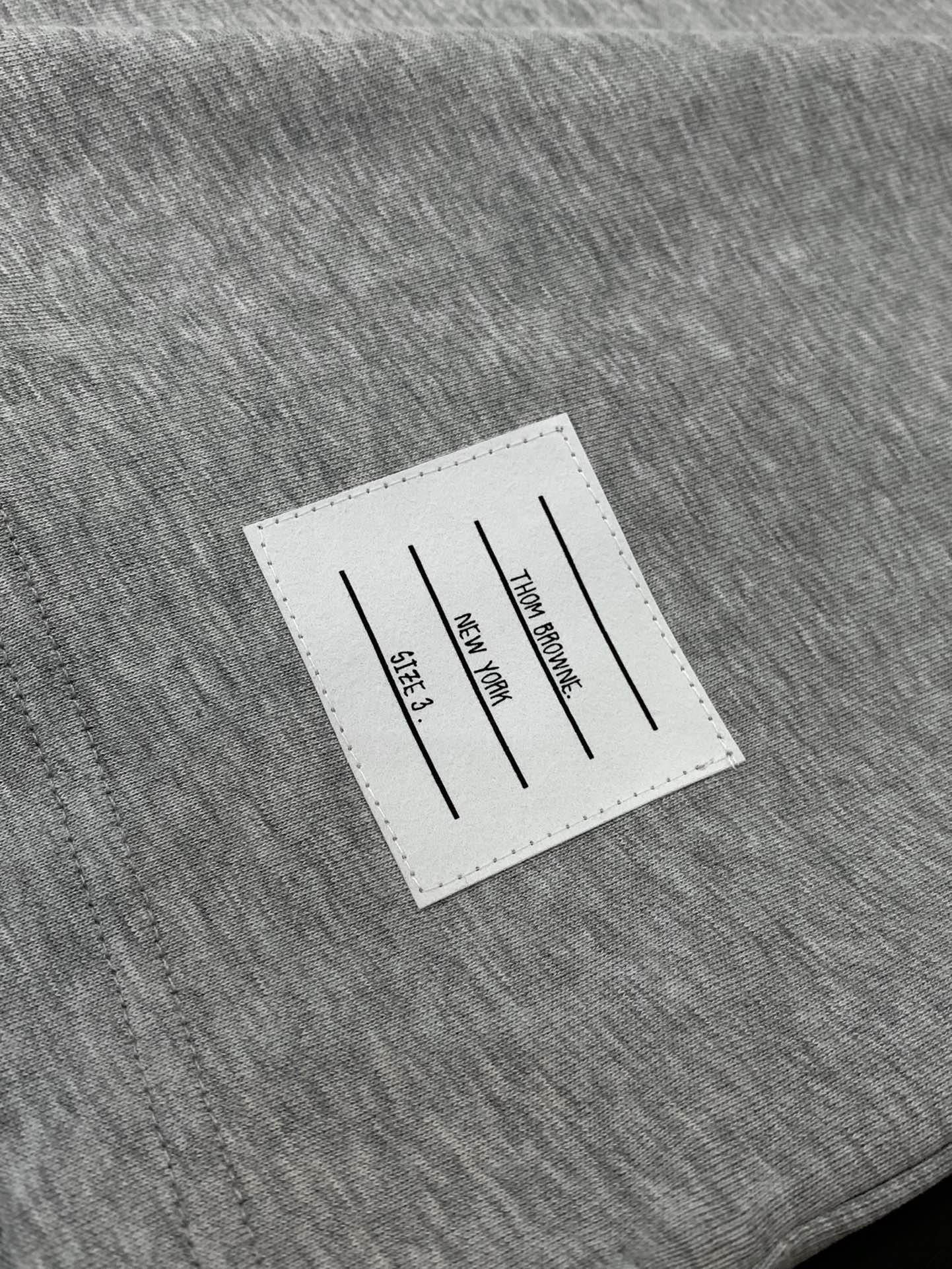 ，Thom Browne 汤姆·布朗 ，2025夏季最新品，时尚休闲圆领短袖T恤，专柜同步有售，原单狠货
